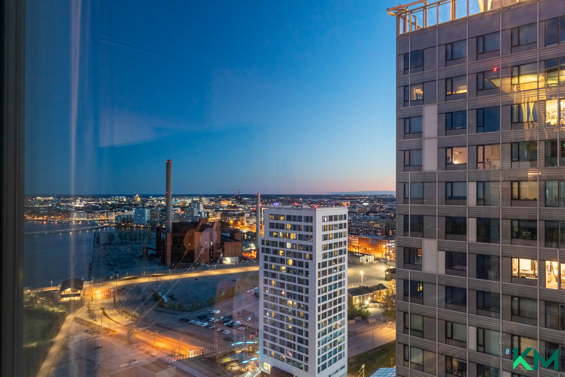 Näkymä olohuoneesta pimeyden laskeuduttua