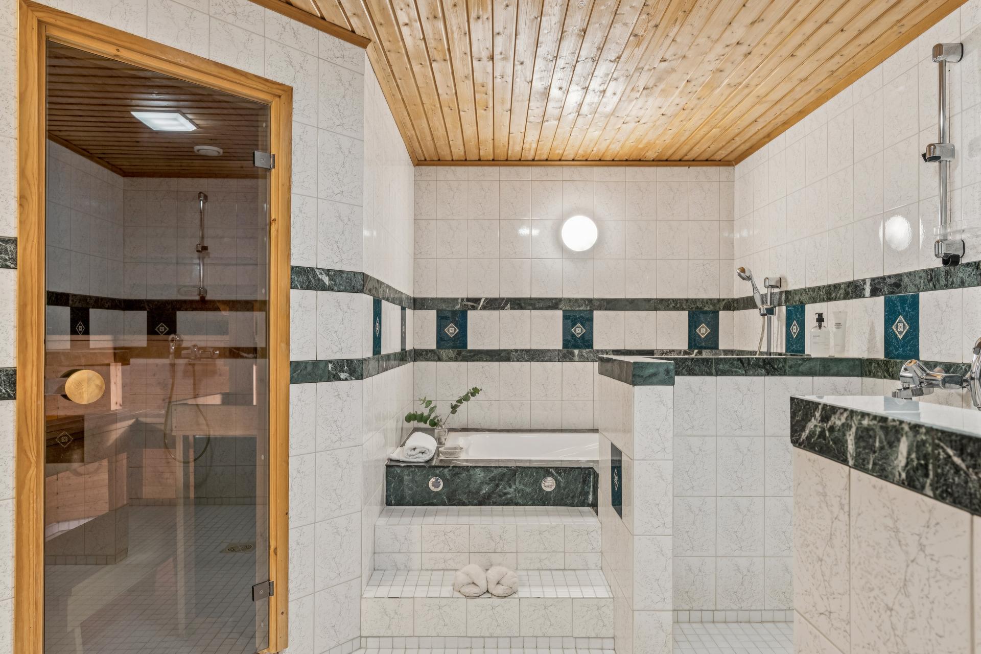 Spa-tyyppinen pesuhuone