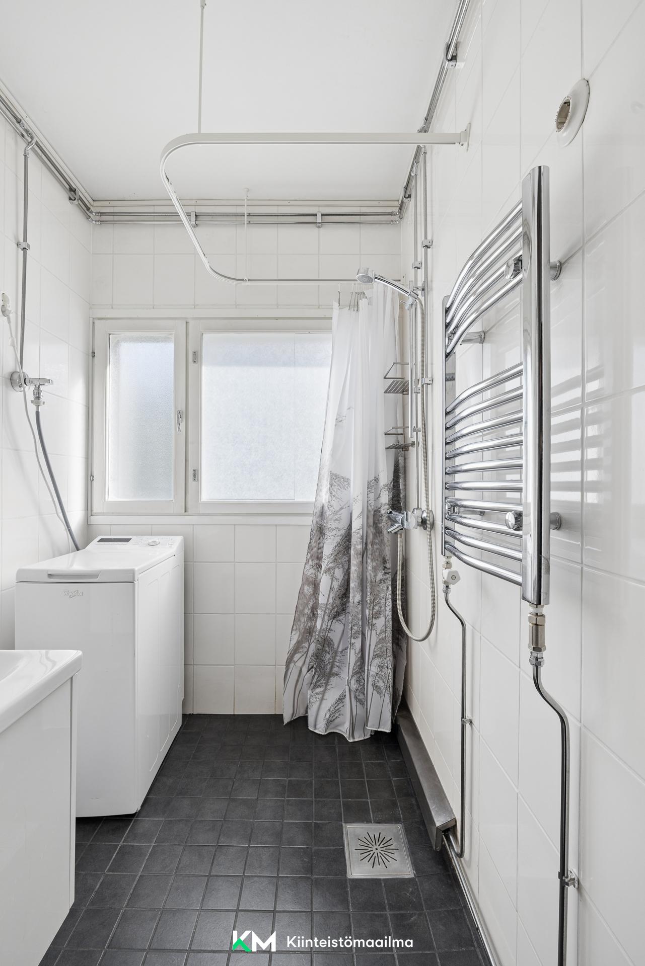 Ikkunallinen kylpyhuone