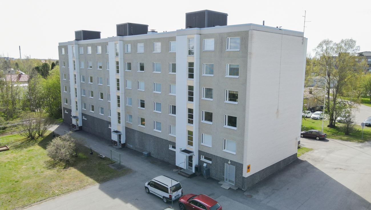 Julkisivu pihalle