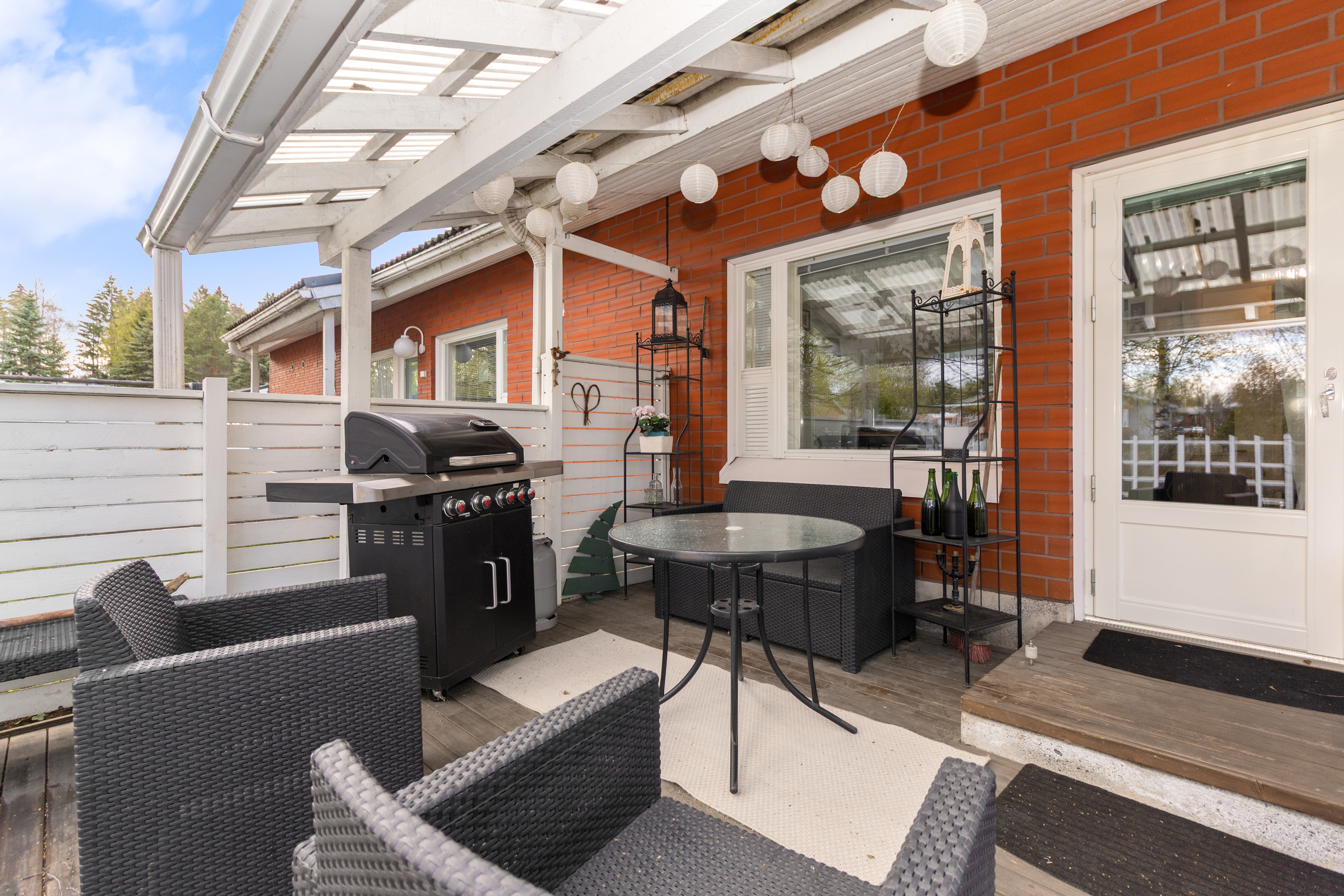 Eteläpihan katettu patio.