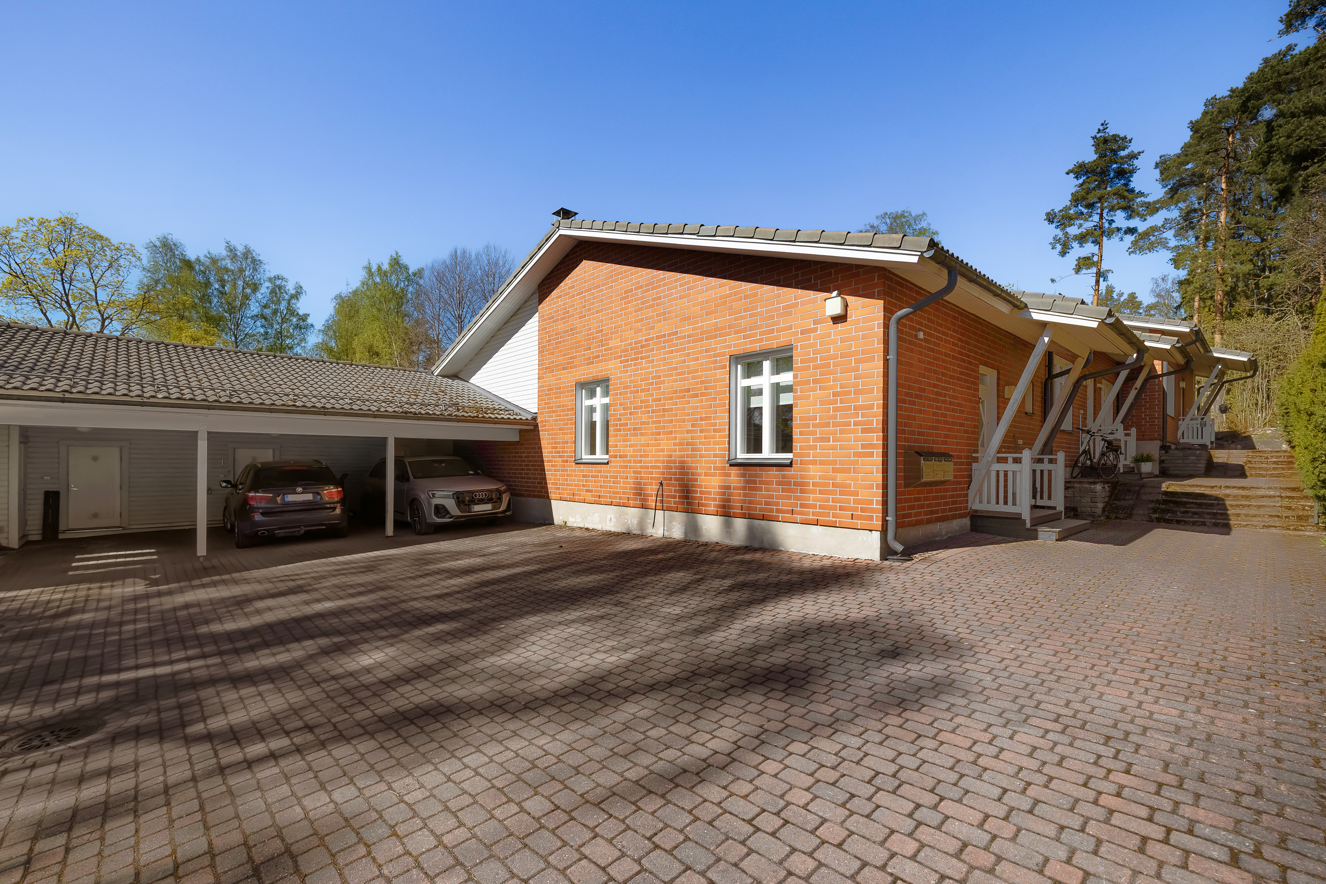 Jokaiselle huoneistolle kuuluu yksi autokatospaikka