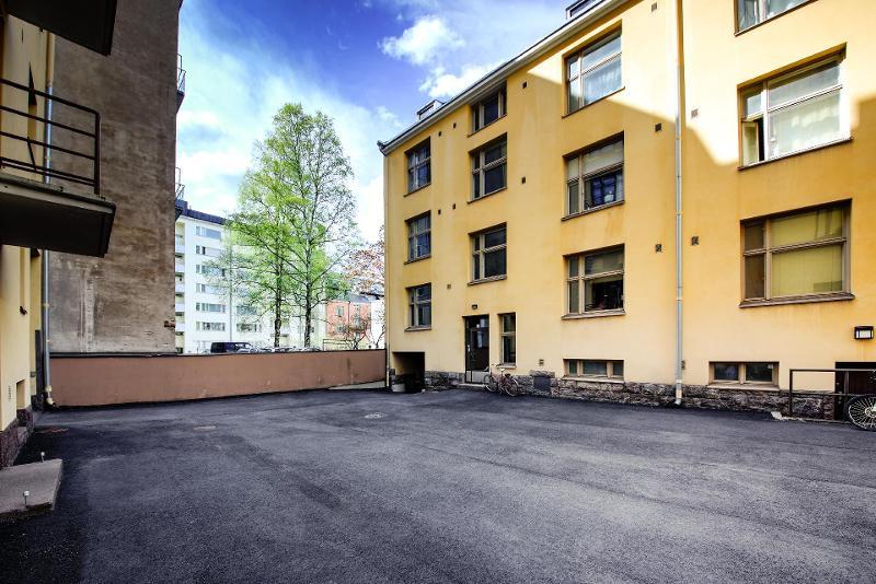 Rauhallinen piharakennus