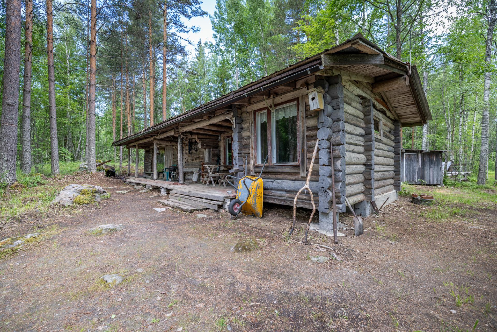 Varasniementie 15, Hirvensalmi