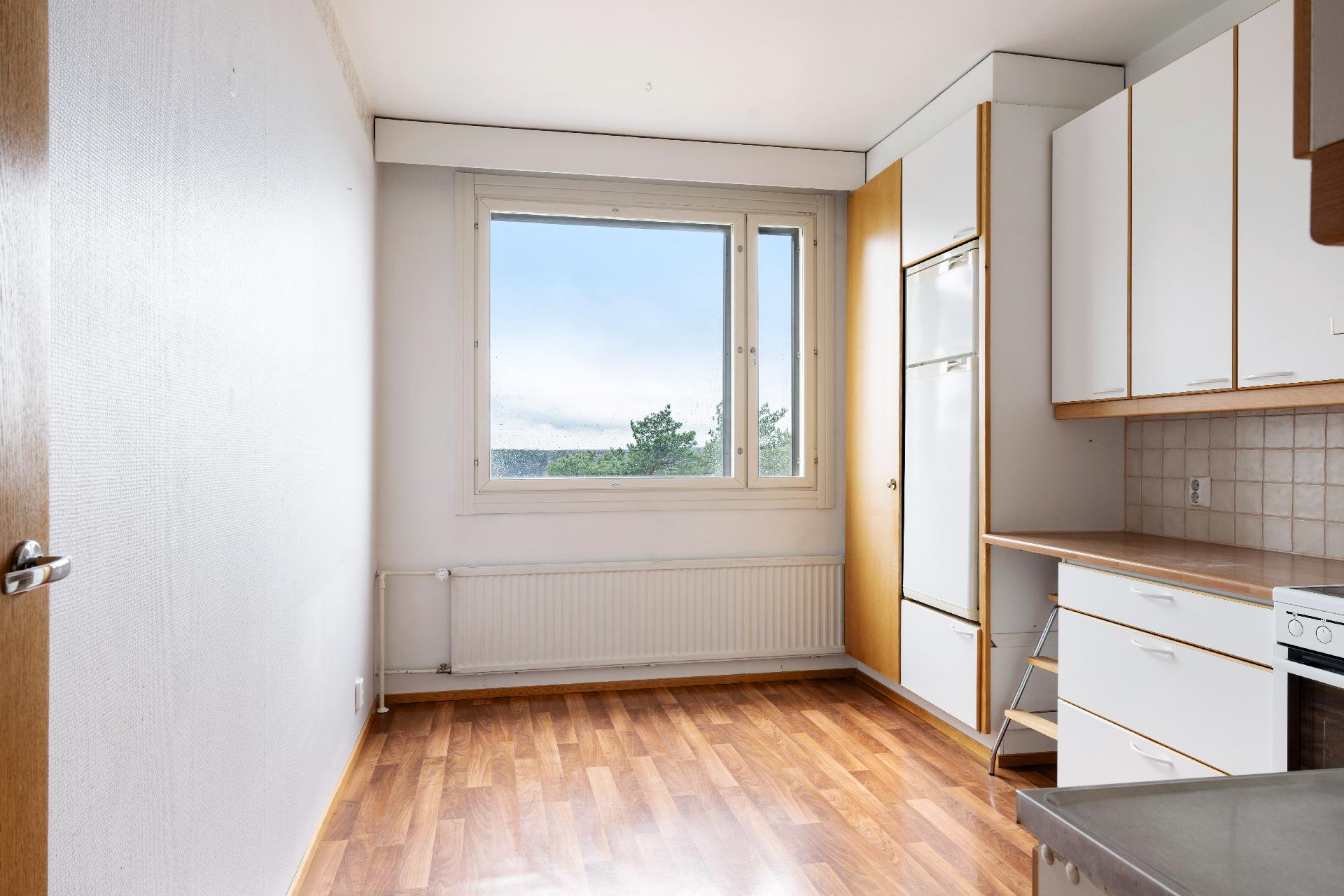 Keittiöön mahtuu ruokailemaan