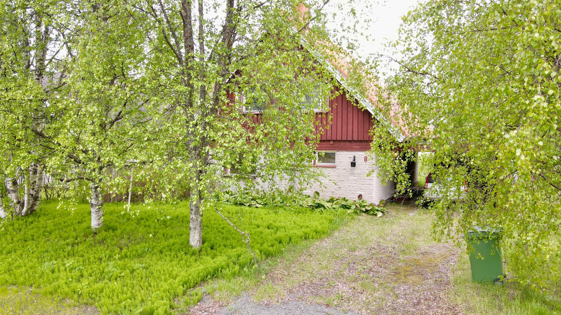 Julkisivu etupihan puolelta