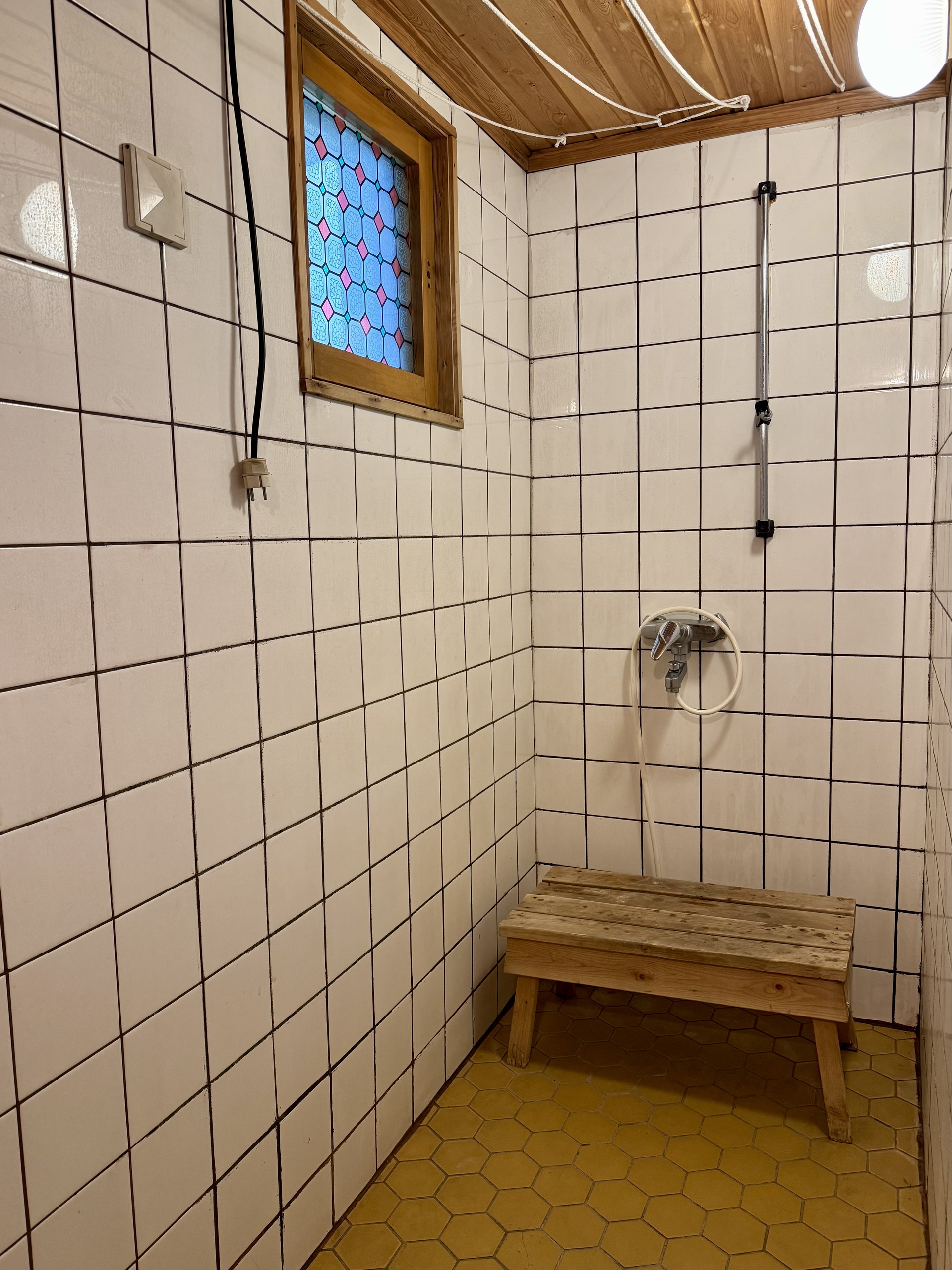 Alakerrassa tilava pesuhuone alkuperäisessä kunnossa