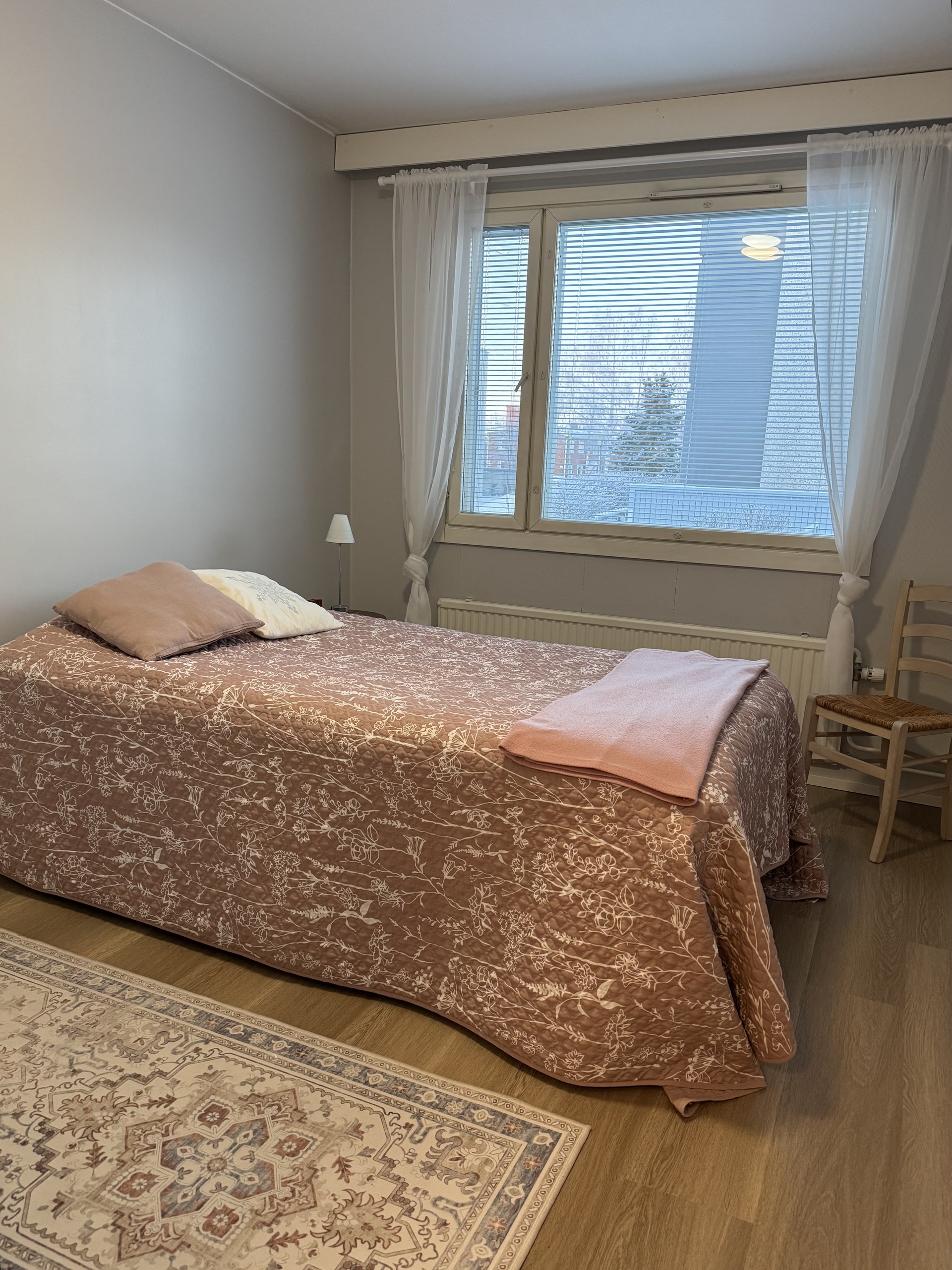 Makuuhuoneessa tilaa parivuoteelle