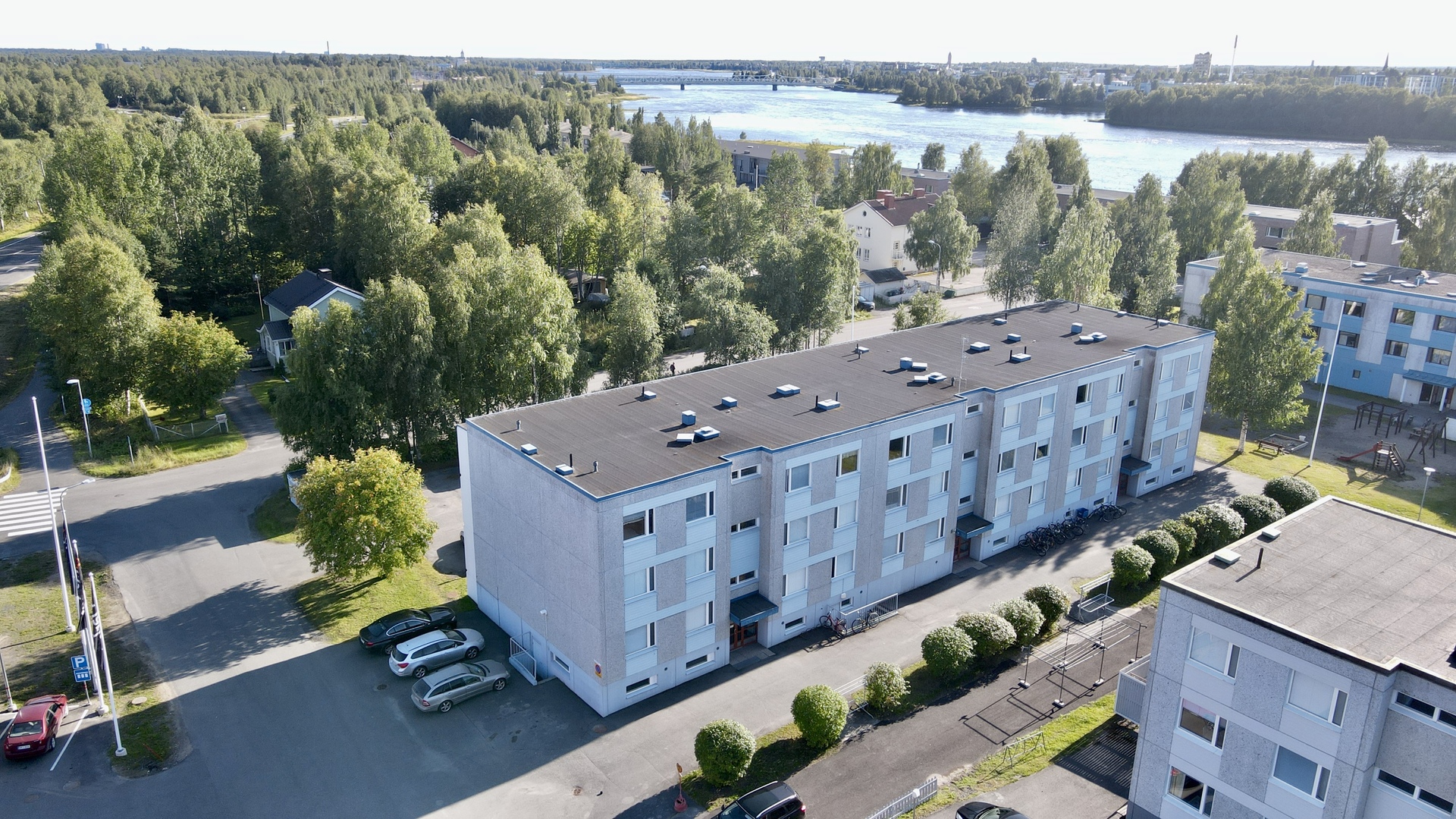 Julkisivu etupihan puolelta