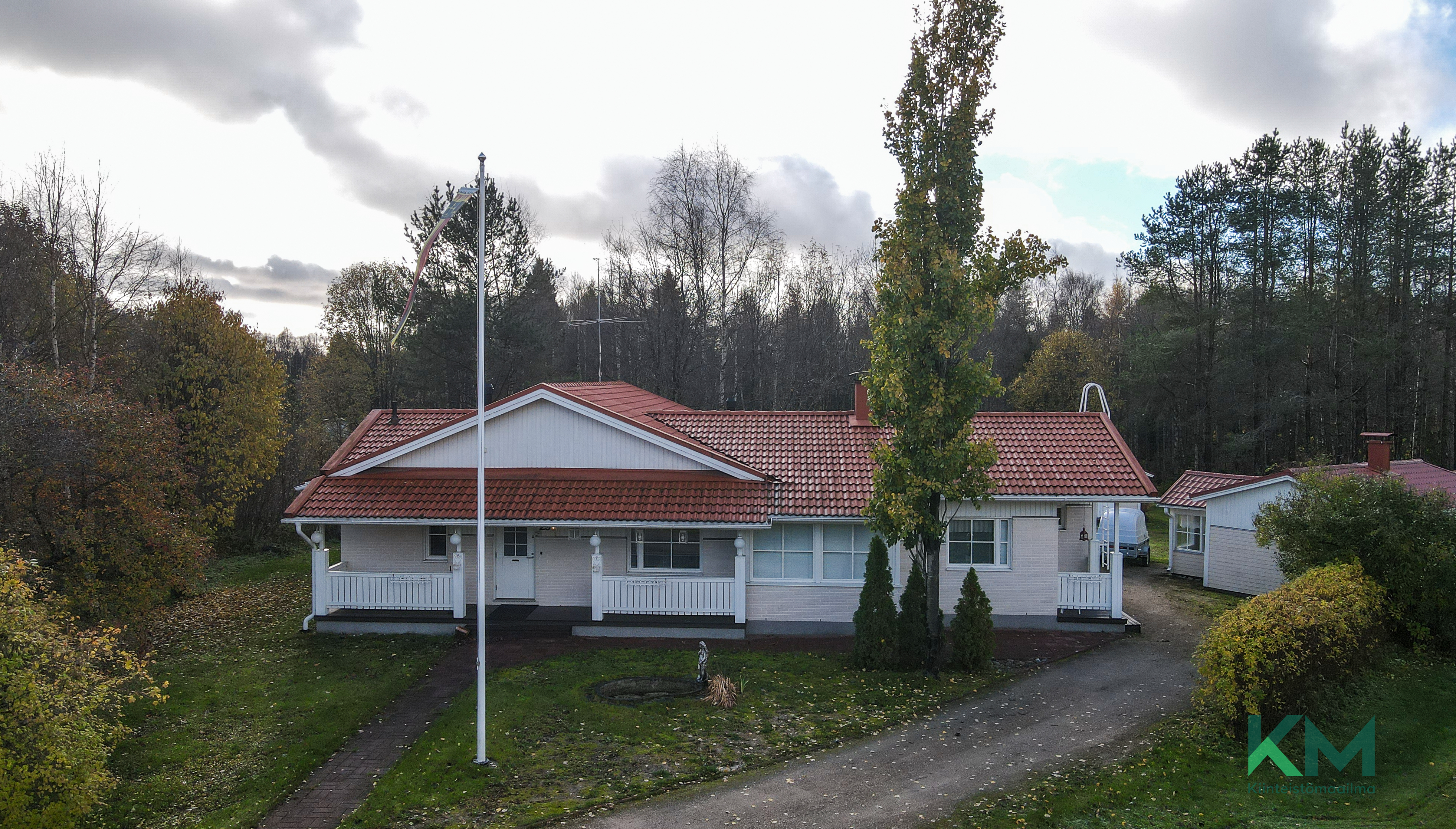 Etuterassi on katettu ja etupihalta löytyy allas, jossa on ollut käytössä aiemmin suihkulähde.