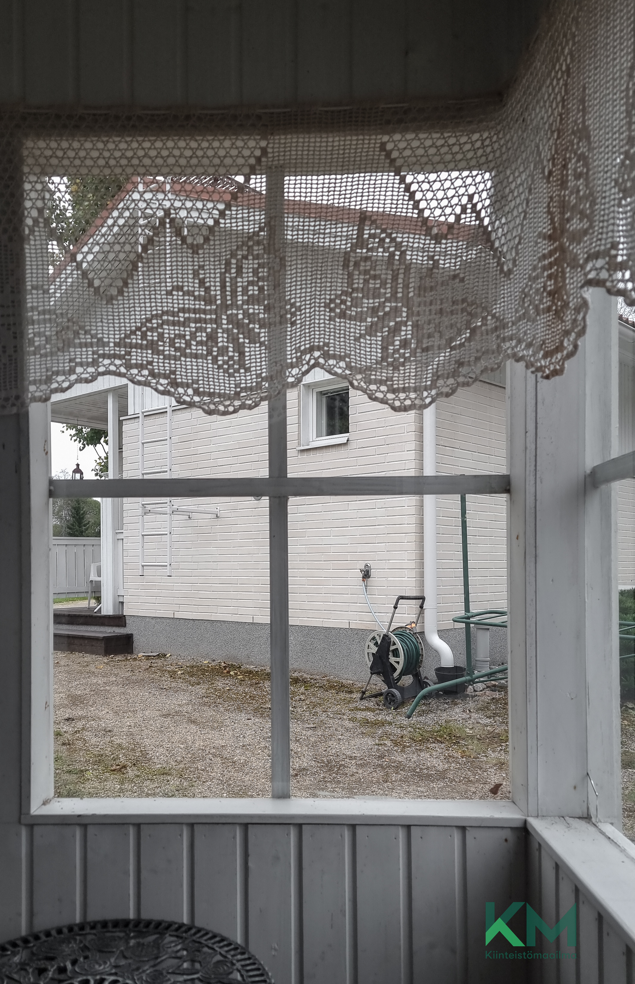 Pihamökin perinteinen viileä kuisti.