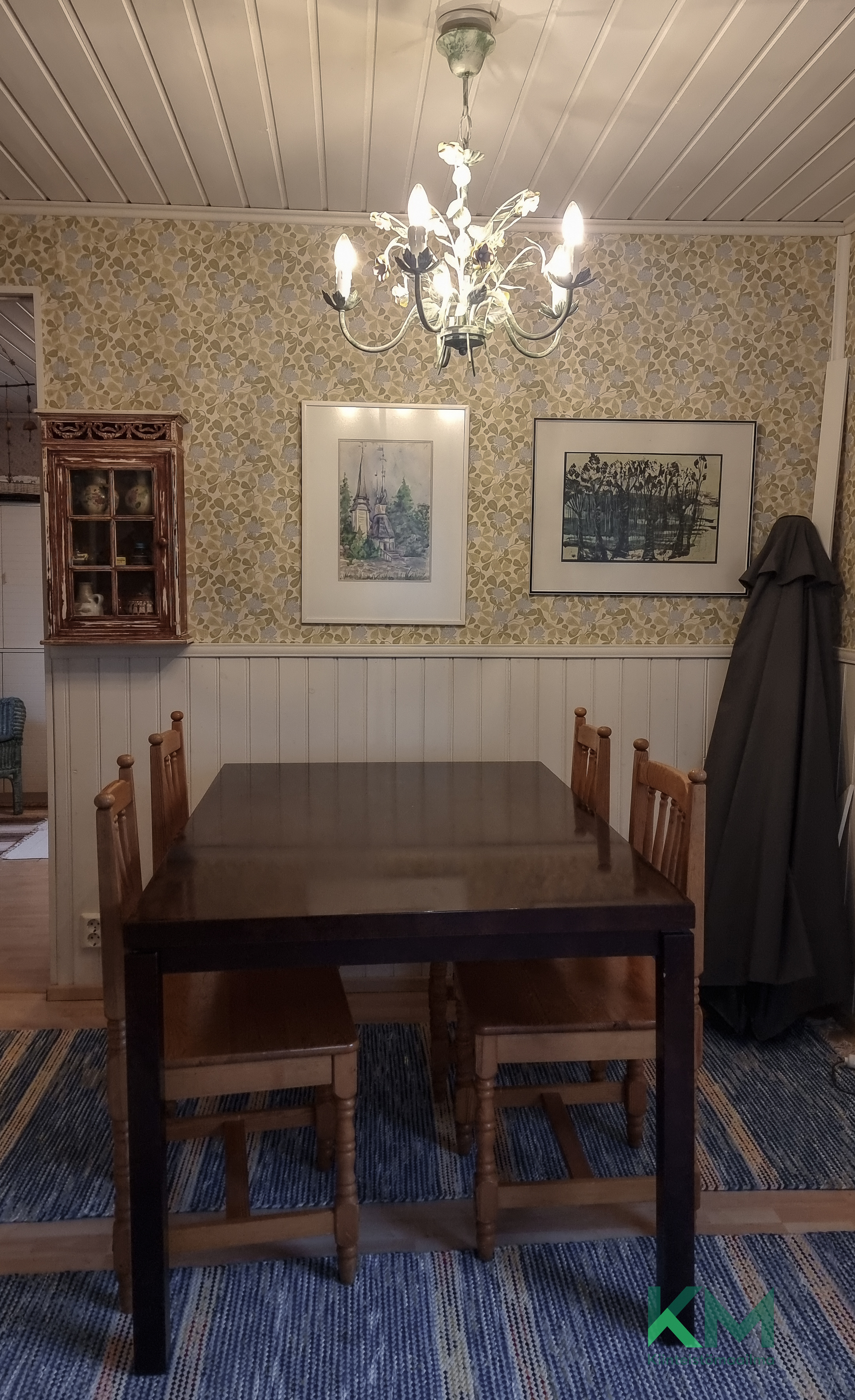 Pihamökin keittiöön mahtuu hyvin 4 hengen pöytä.