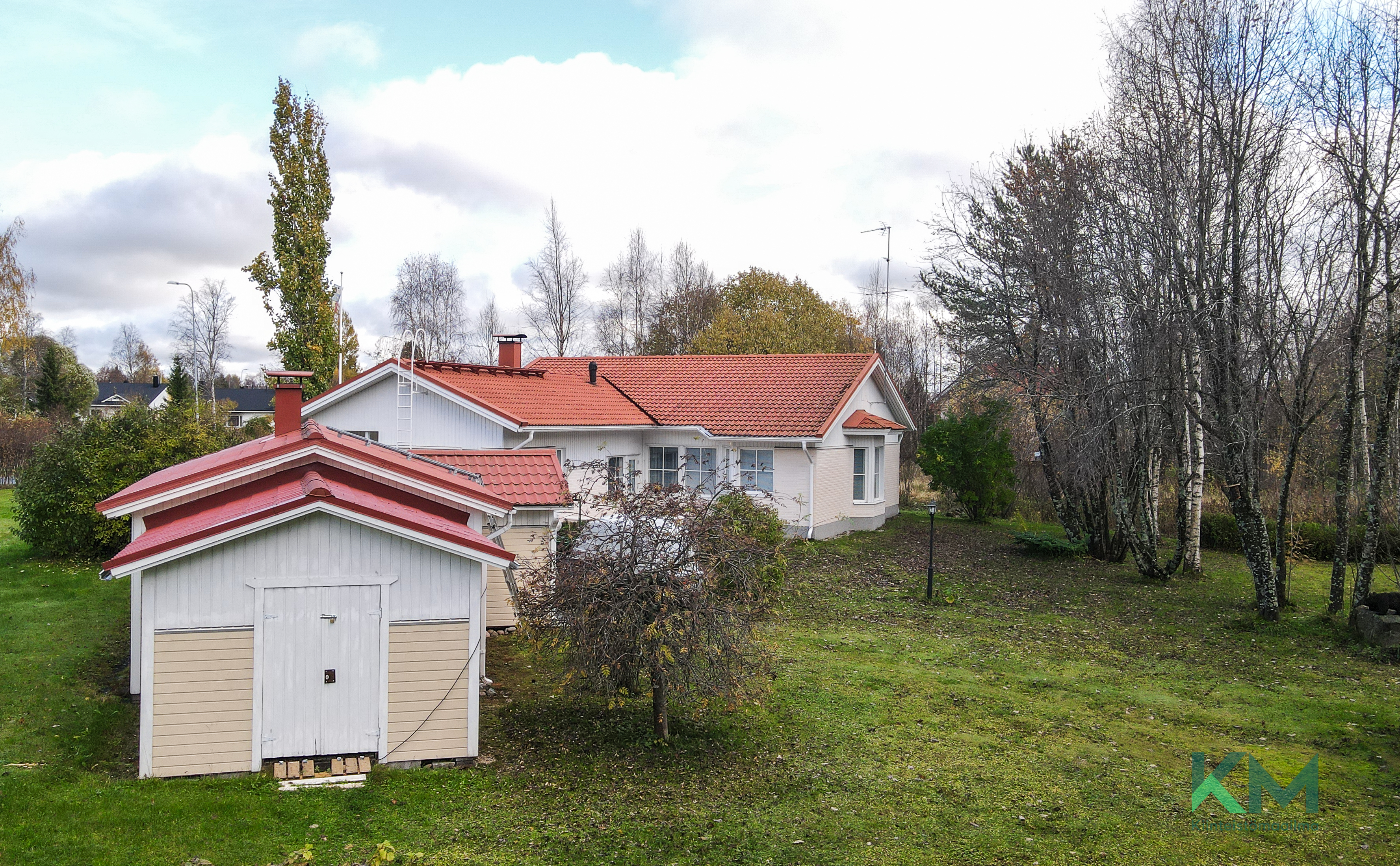 Toisella tontilla sijaitsevan pihamökin yhteyteen on rakennettu lisäksi puutarhavaja.