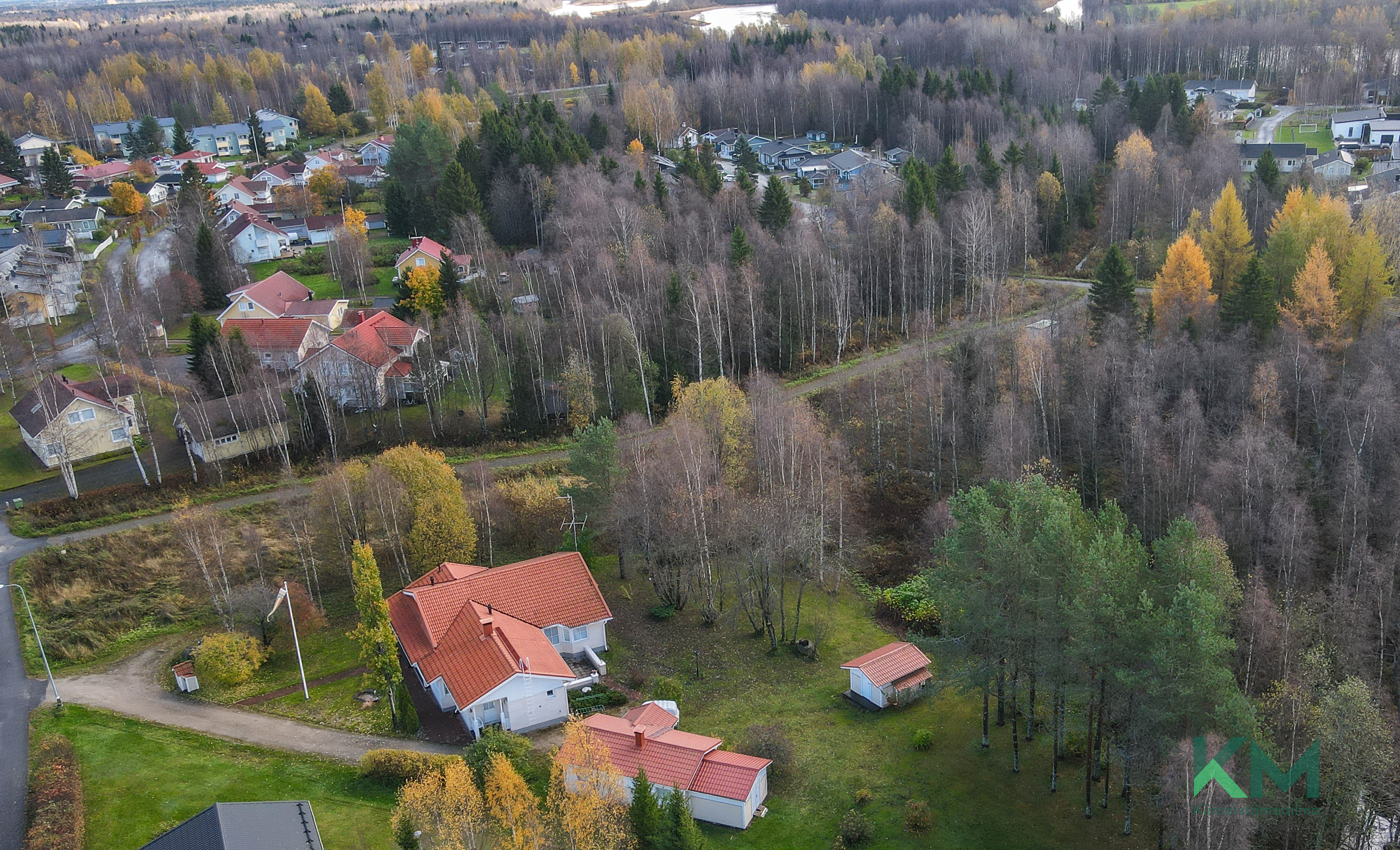 Kahteen tonttiin mahtuu vanhempi päärakennus, sekä vaja työtarvikkeille ja polttopuille.