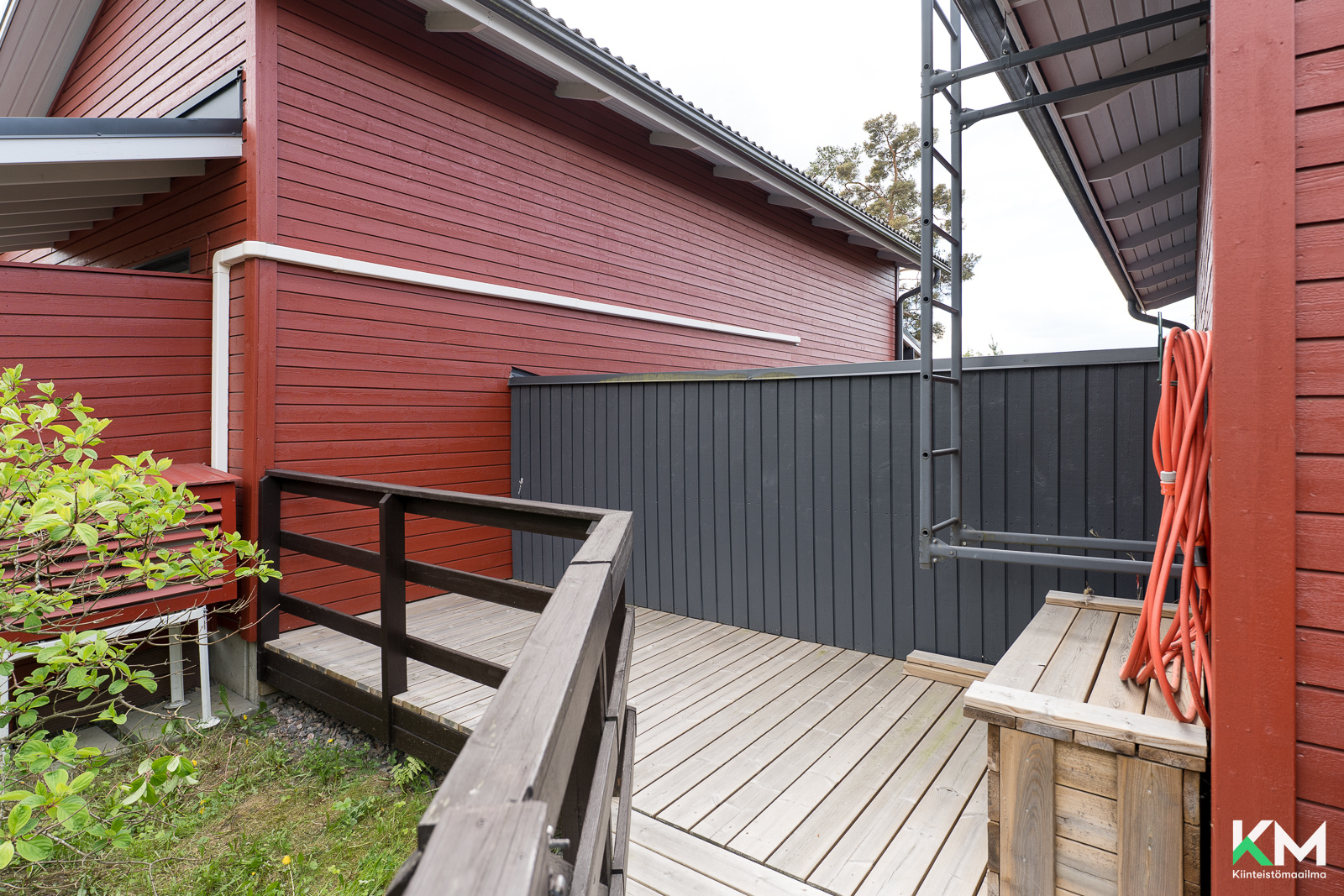 Yläkerran terassin nurkka vaikka lasten altaalle
