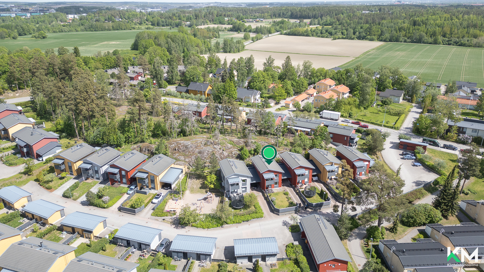 Ilmakuvassa leikkipaikka ja peltoaluetta