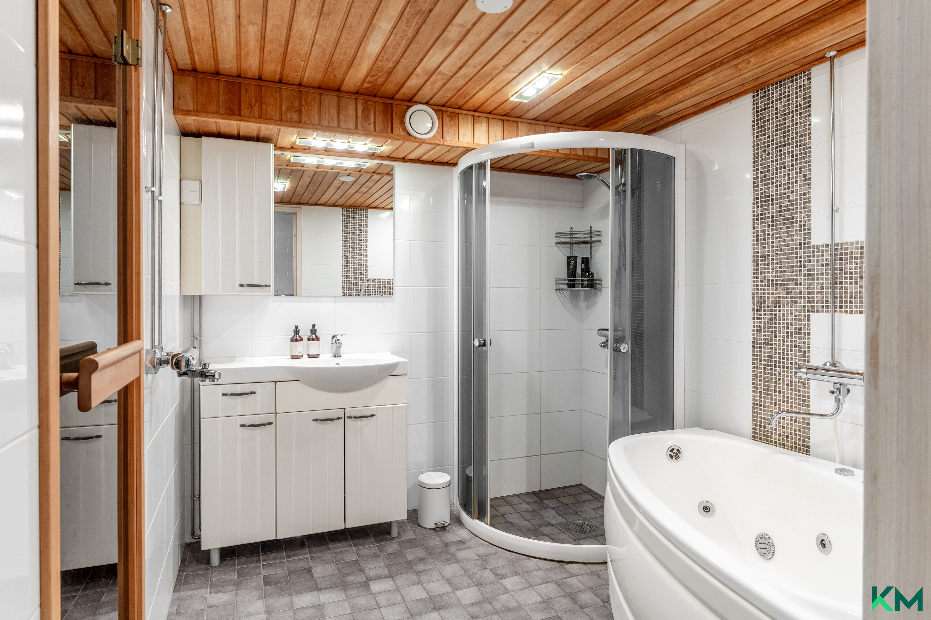 alakerran kylpyhuone/sauna