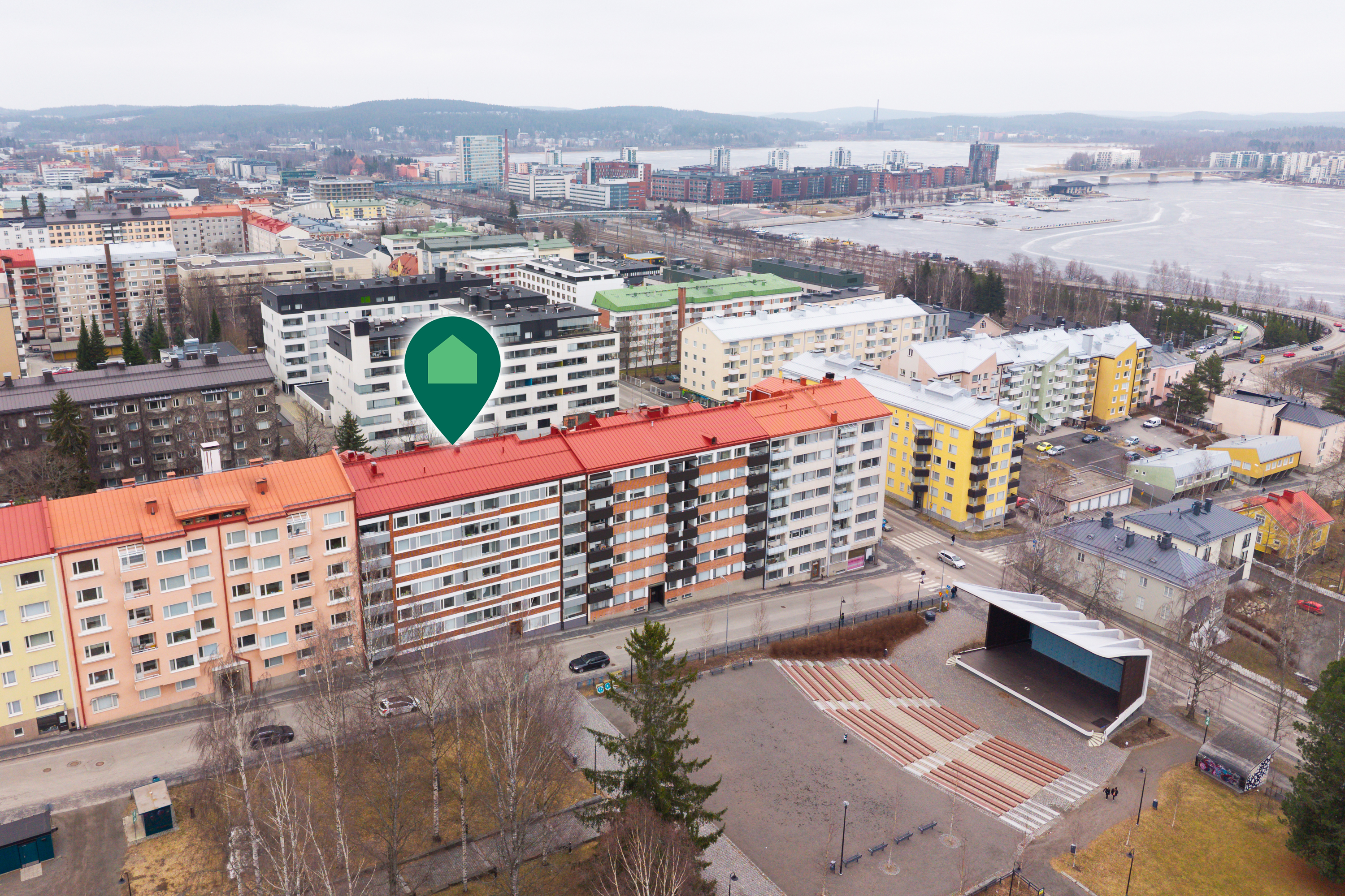 Sijainti yläkaupungilla, lähellä keskustan palveluita