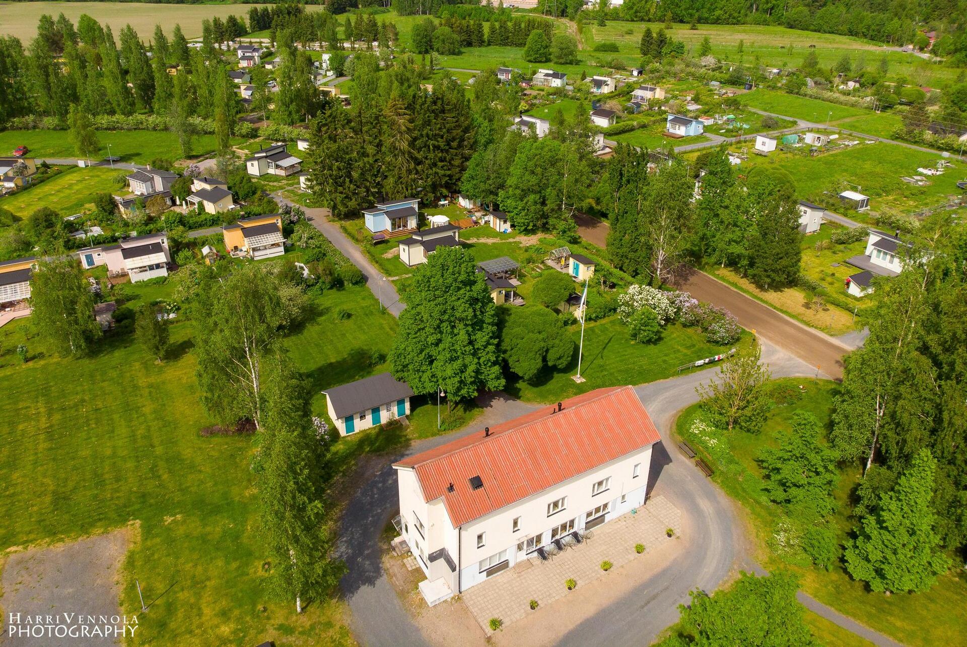 kerhotalo ja siirtolapuutarha-aluetta