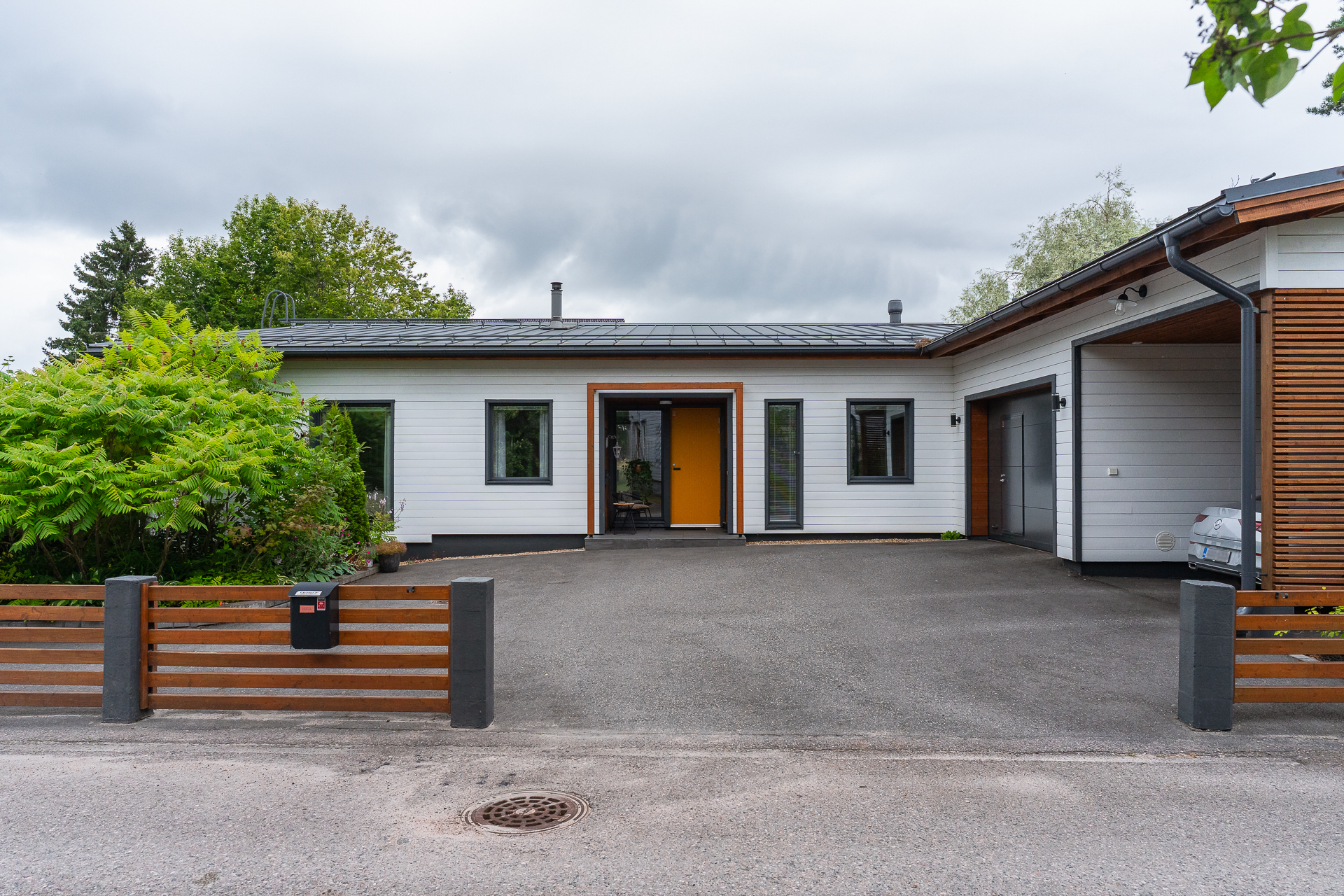 Etupiha on asfaltoitu ja helppohoitoinen
