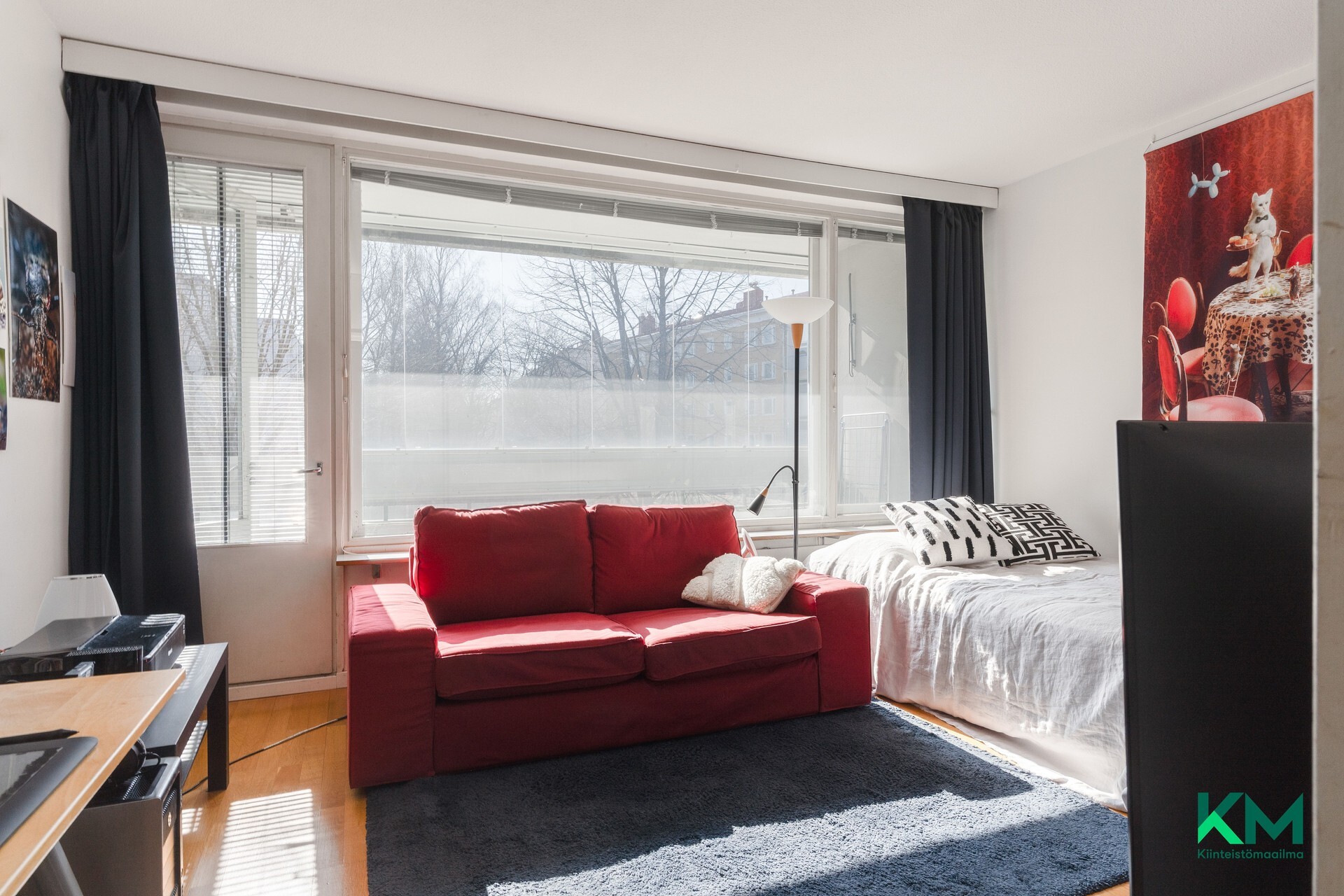 Valoa tulvii isosta ikkunasta