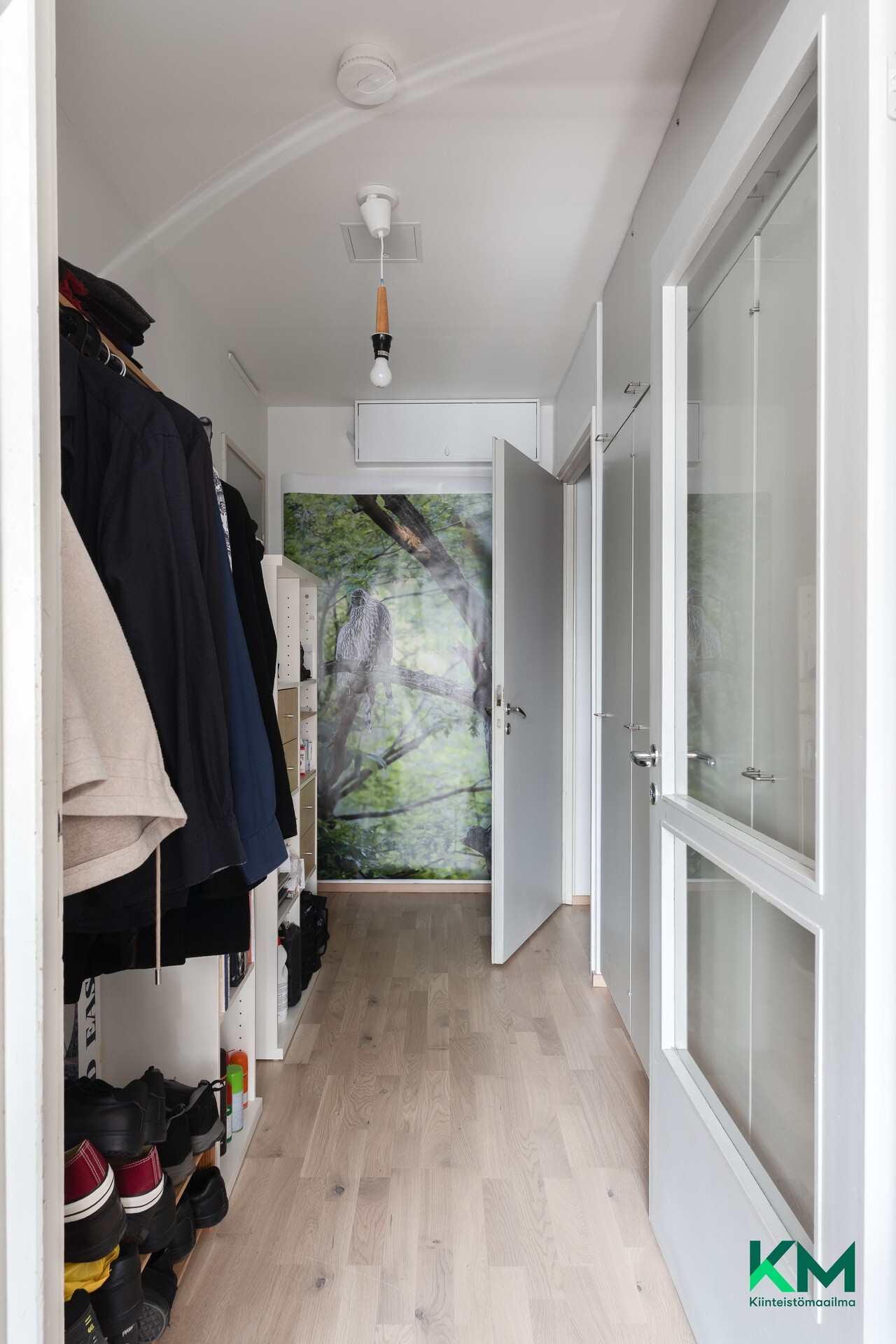 Eteisessä runsaasti kaappitilaa