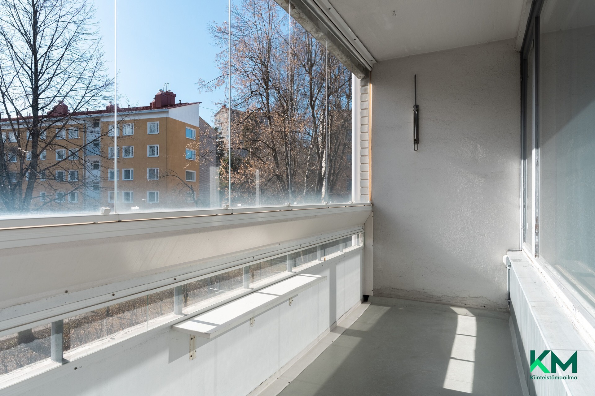 Koko huoneen levyinen lasitettu parveke