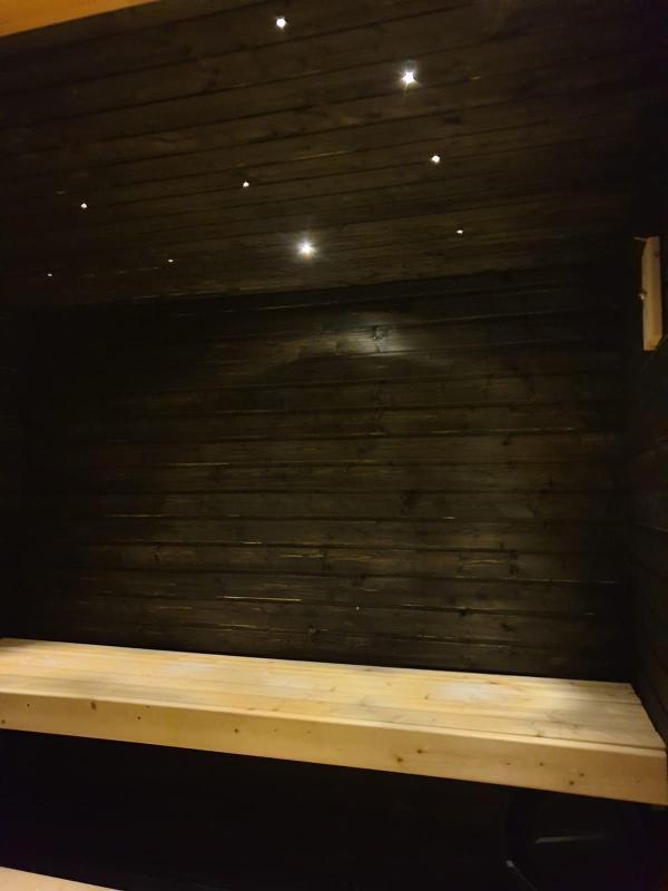 Saunassa hämyinen tunnelma