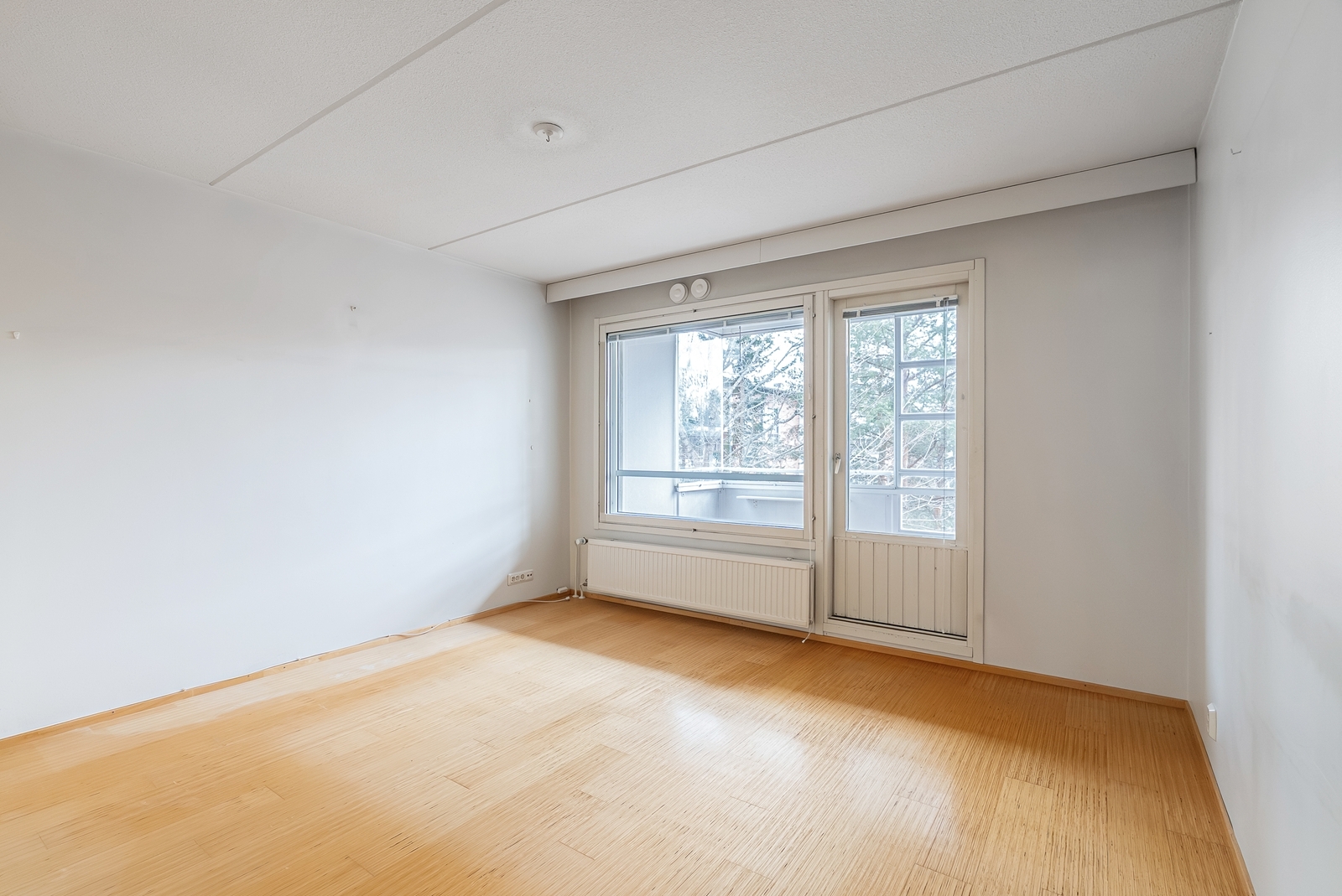 Olohuone ja käynti parvkkeelle