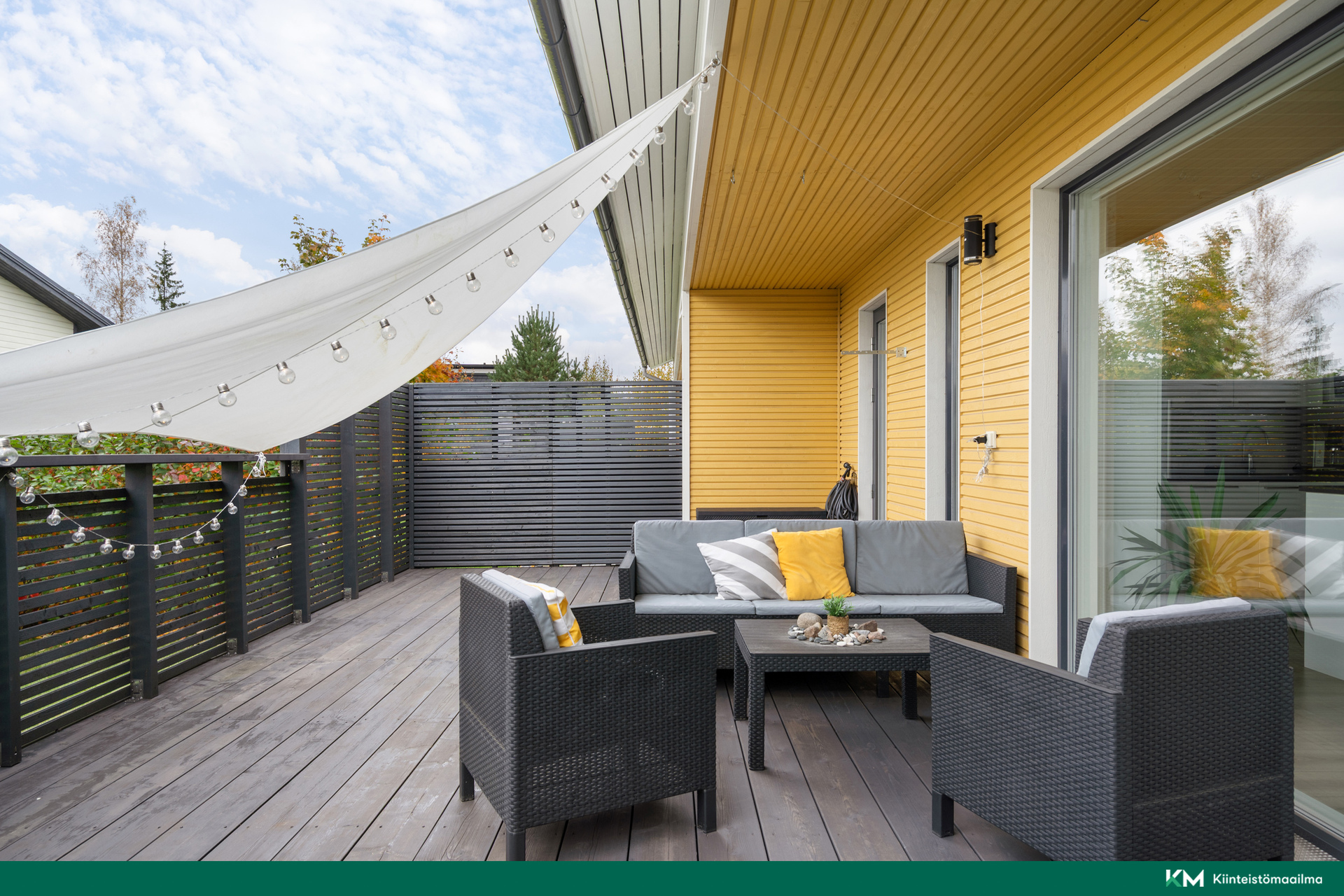 Viihtyisä ja suojaisa terassi