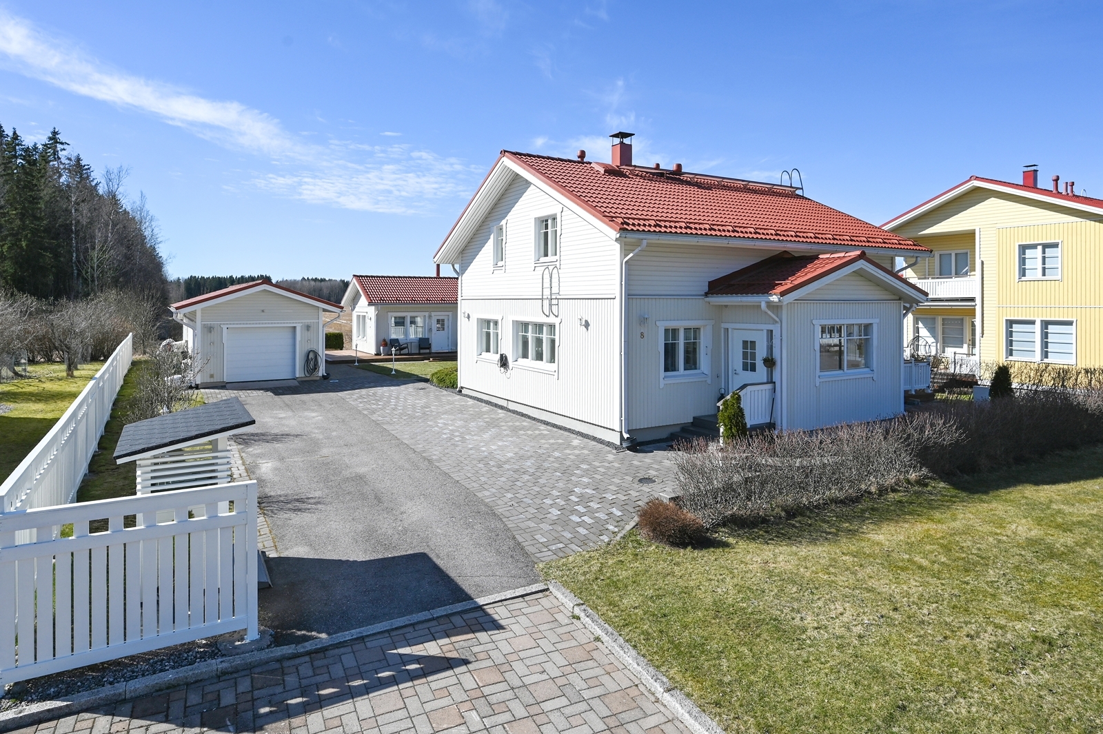Kivetty ja asfaltoitu piha.