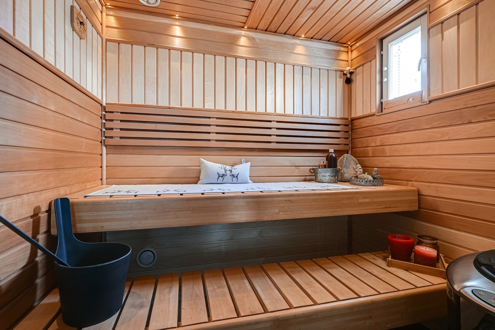 Päätalon sauna.