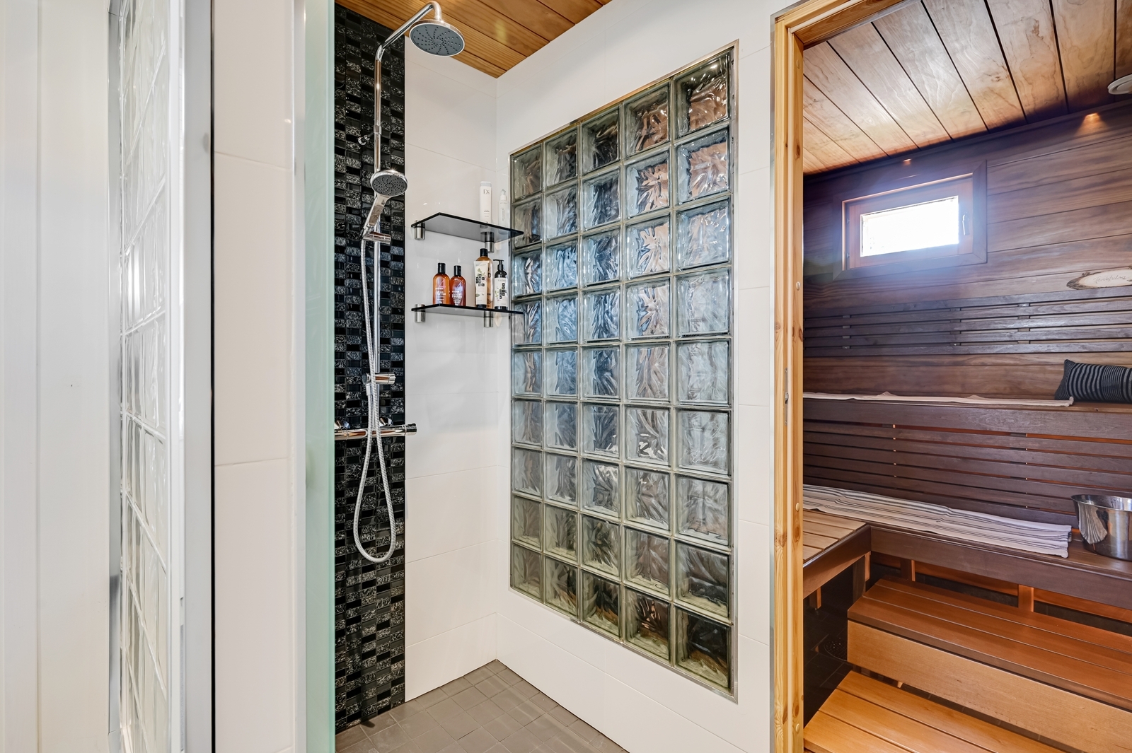 Vierasmökin sauna ja pesutila.
