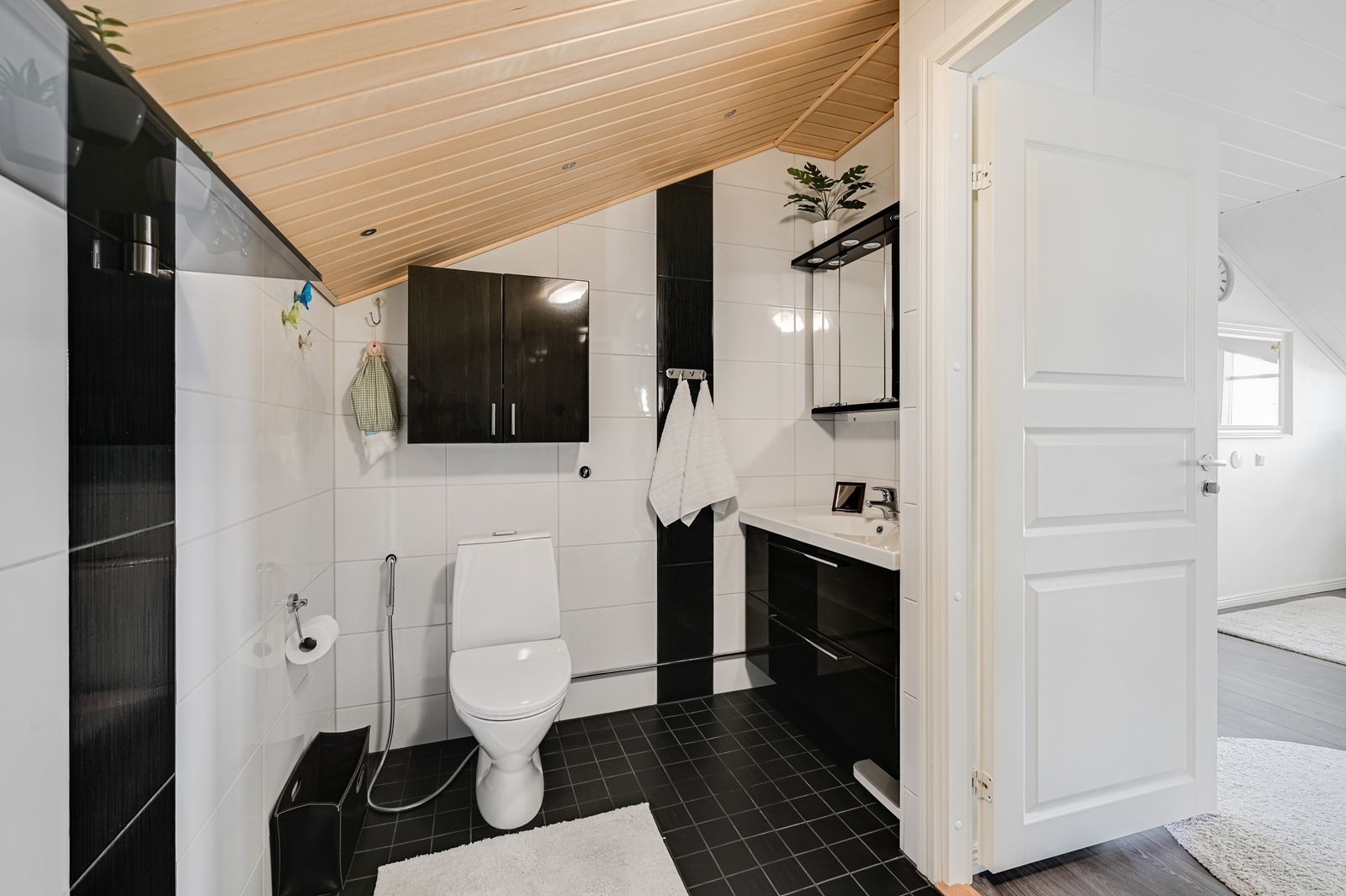 Yläkerran wc/pesuhuone.