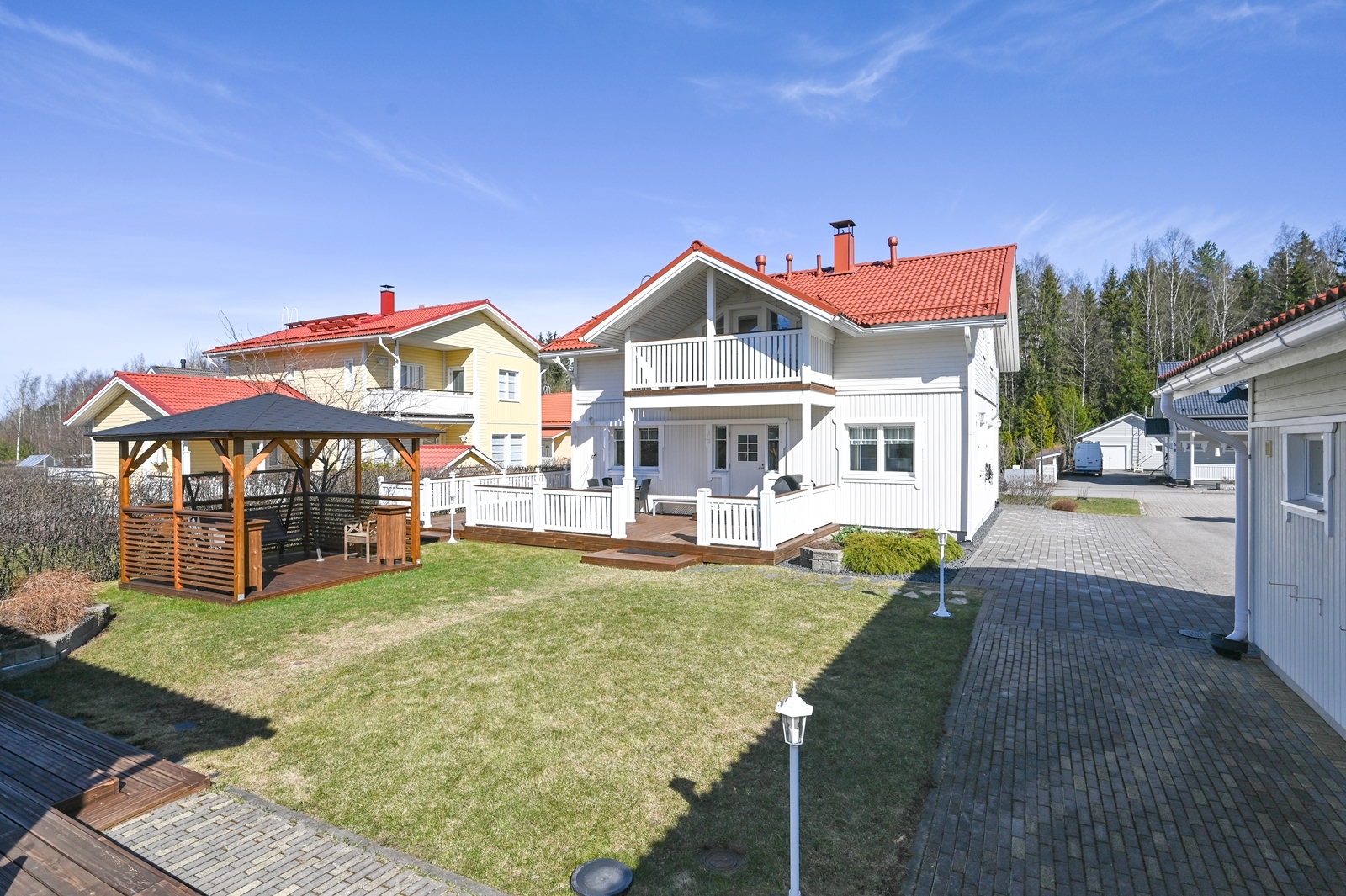 Talossa on suuri terassi.