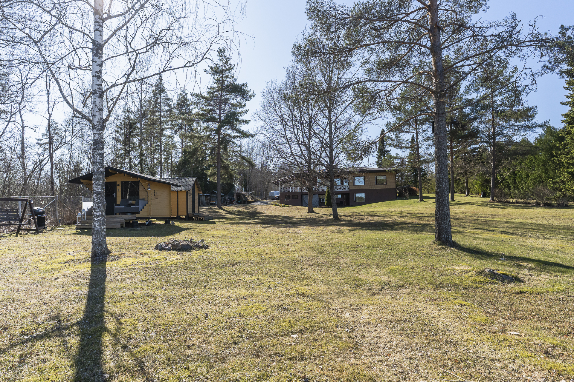 Takapiha ja rakennukset