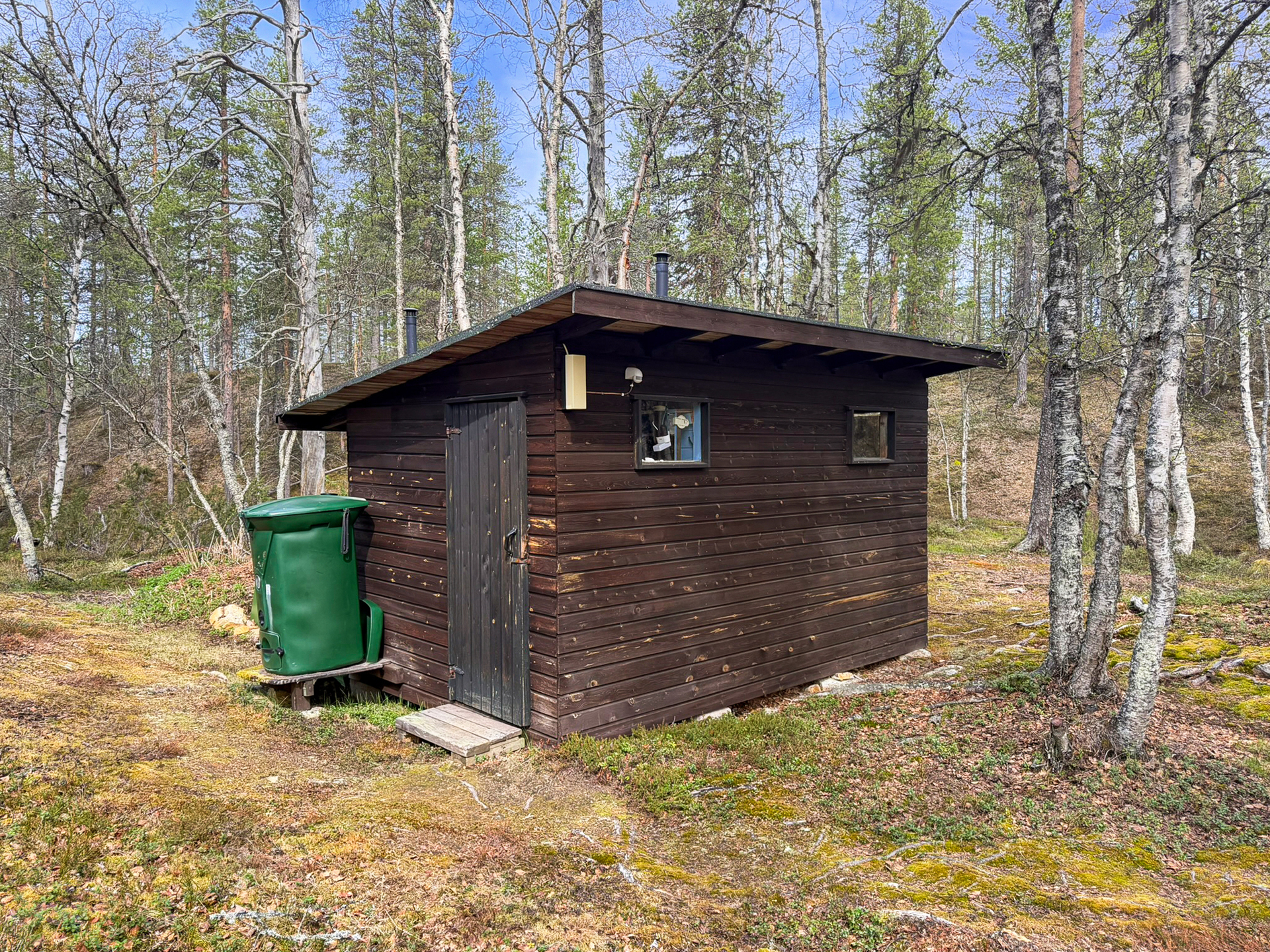 Ulko-wc ja puuliiteri