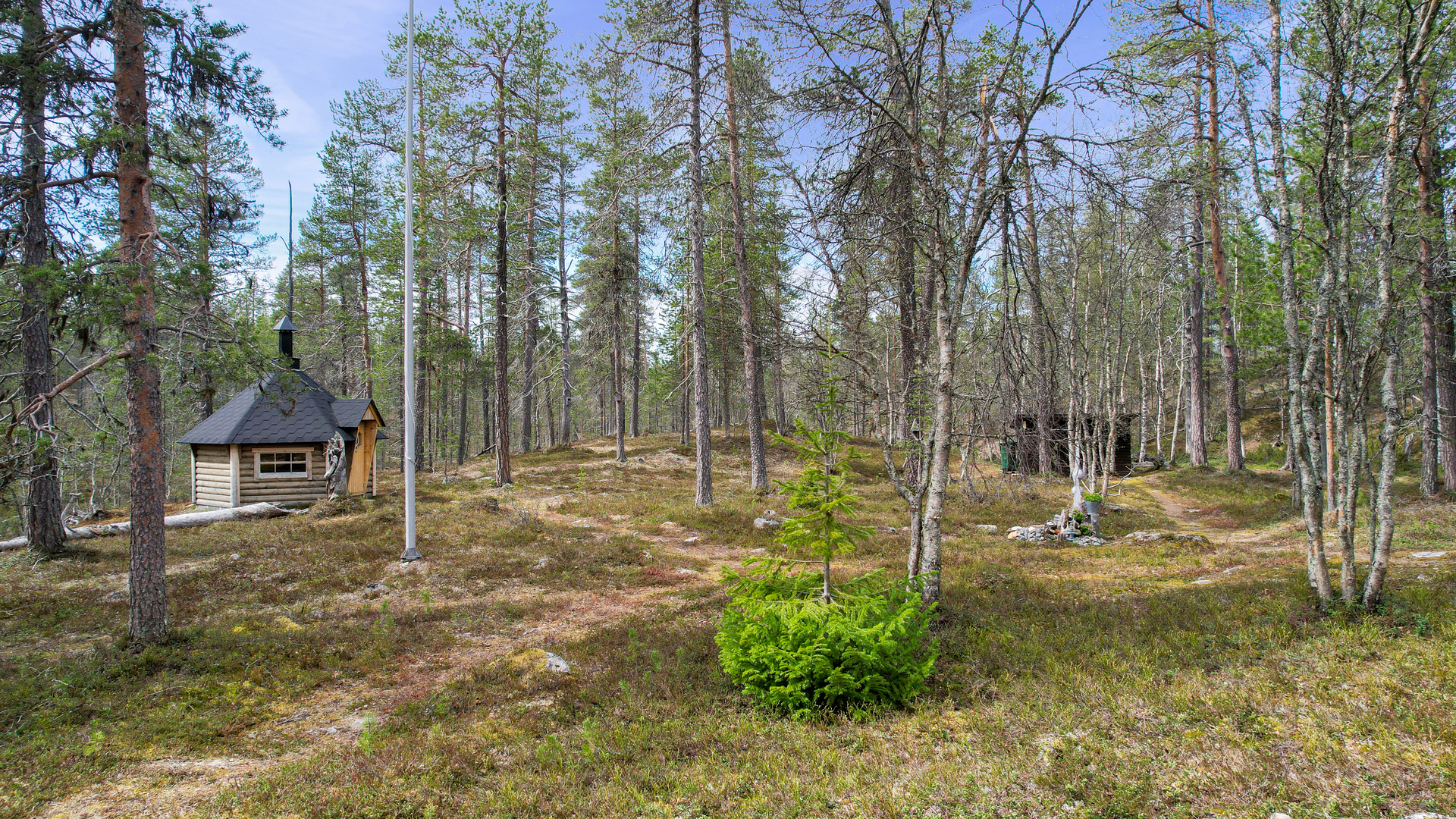 Pihapiirissä grillikota ja ulko-wc/puuliiteri
