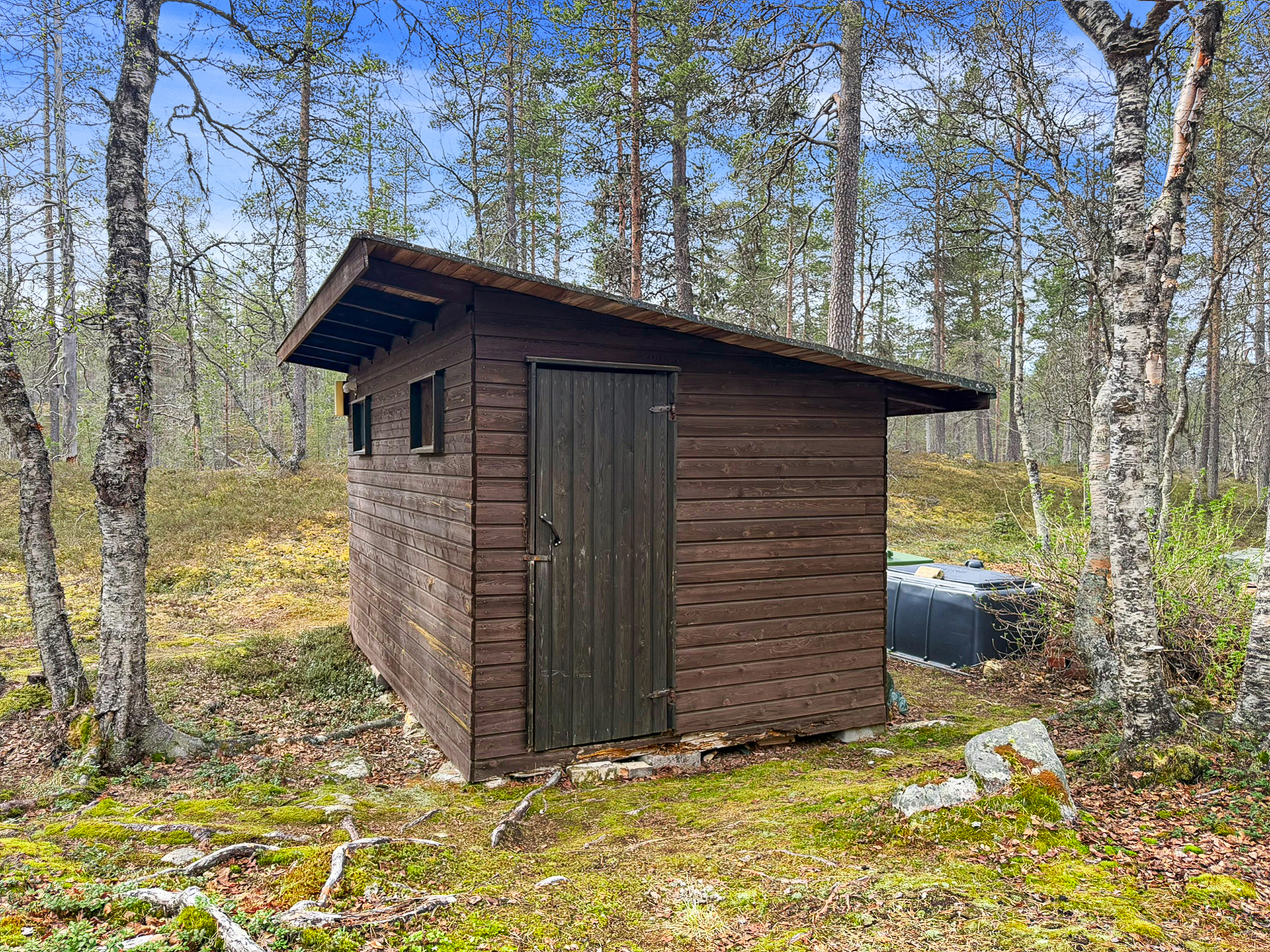Ulko-wc ja puuliiteri