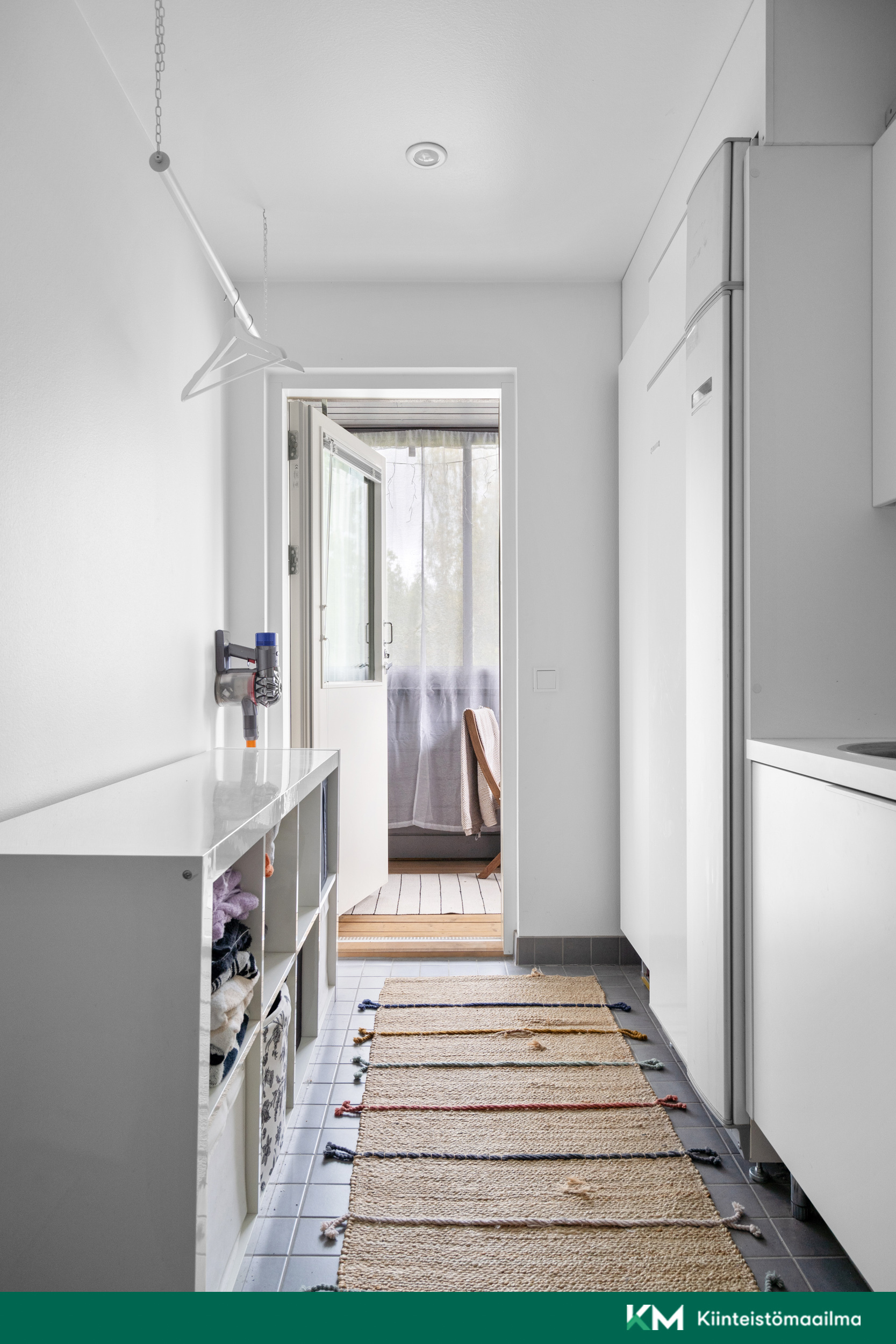 Kodinhoitohuoneesta lasitetulle parvekkeelle