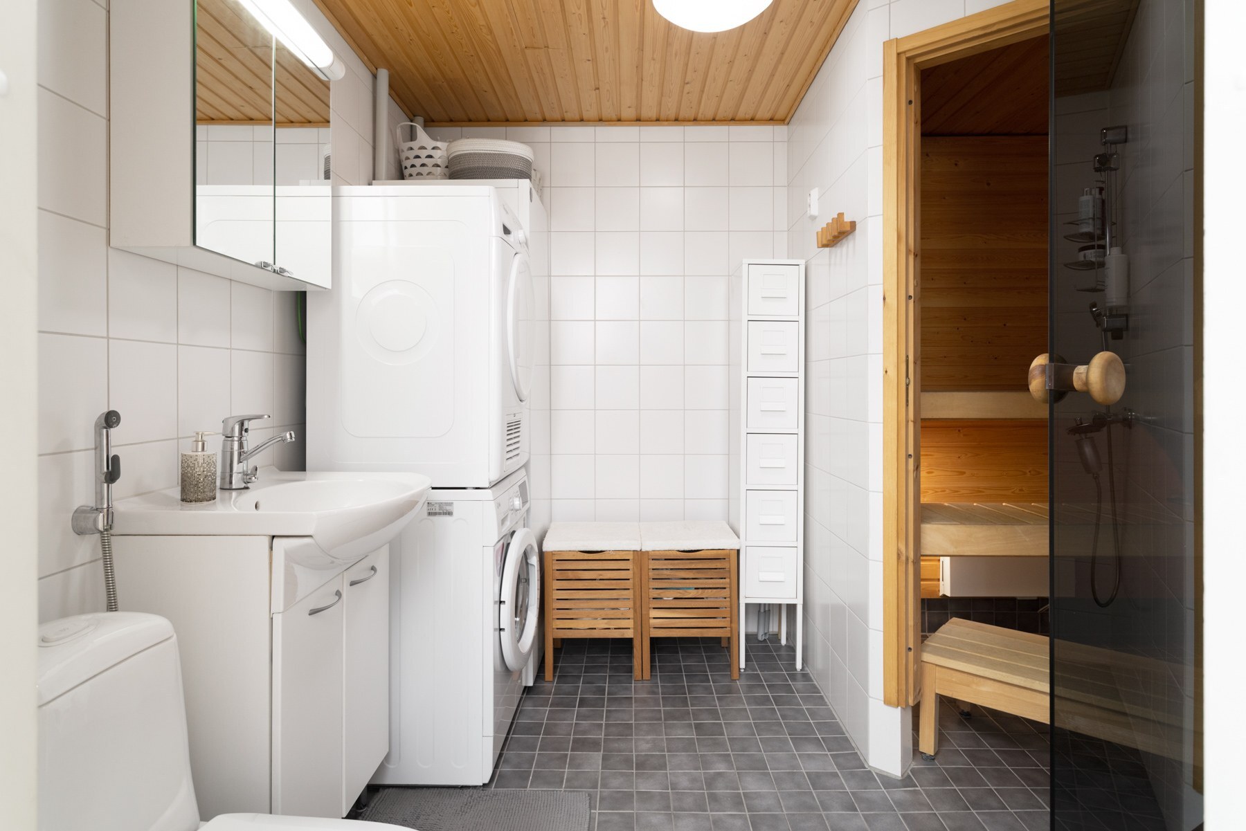 Alakerrassa kylpyhuone ja sauna
