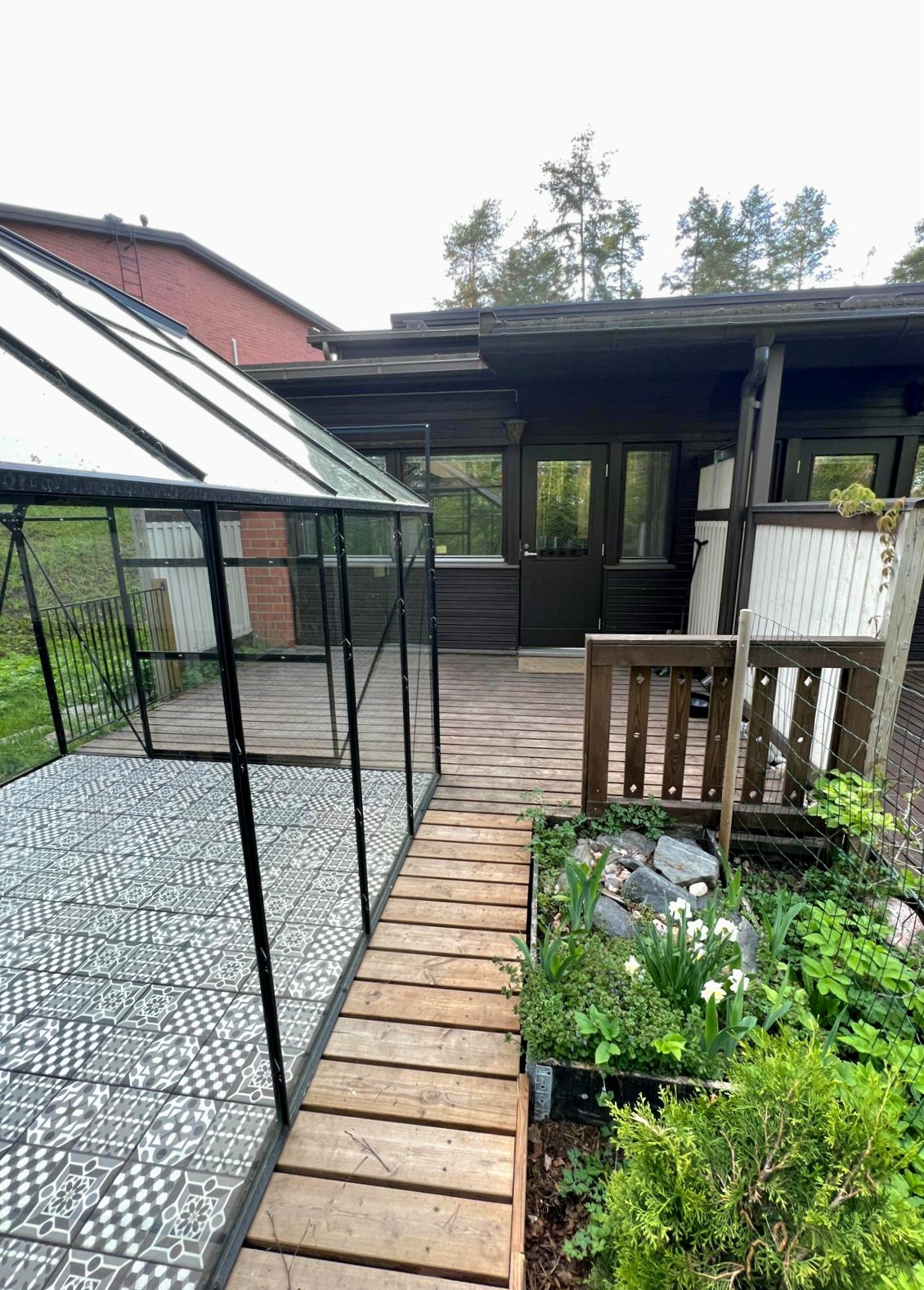 Myyjän ottamian kuvia takapihasta.