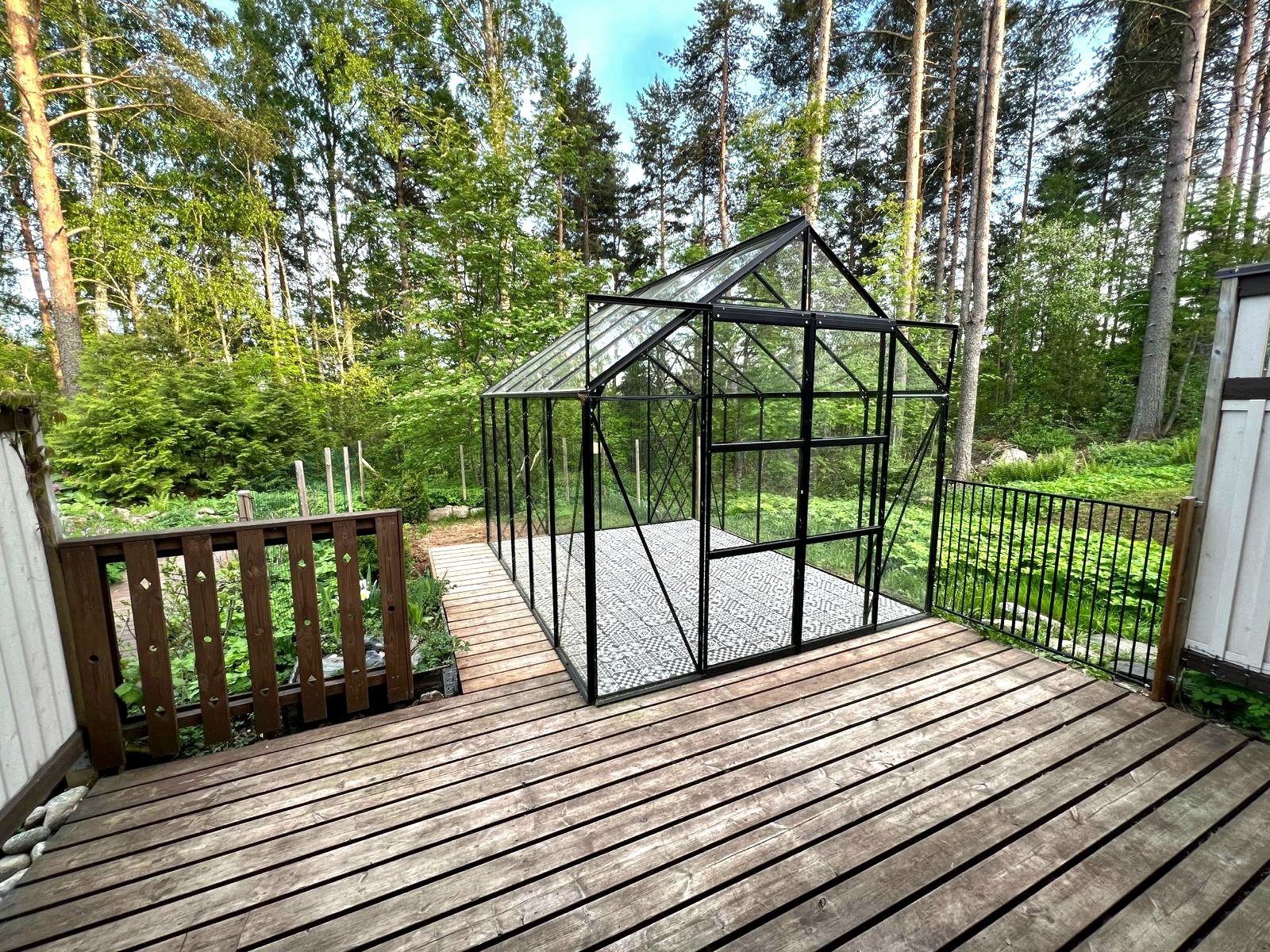 Myyjän ottamia kuvia takapihasta.