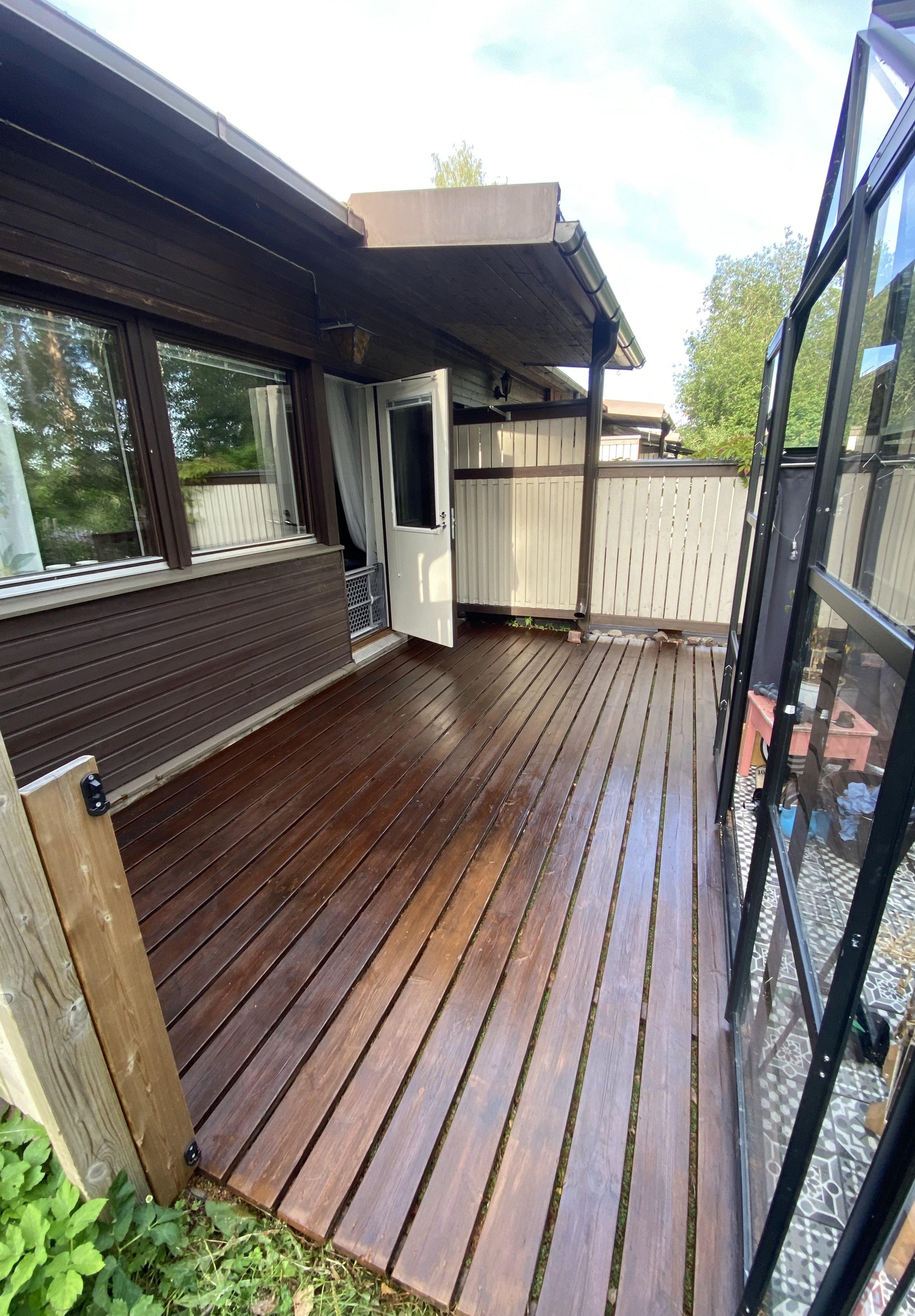 Terassi käsitelty. Myyjän ottama kuva edelliseltä kesältä.