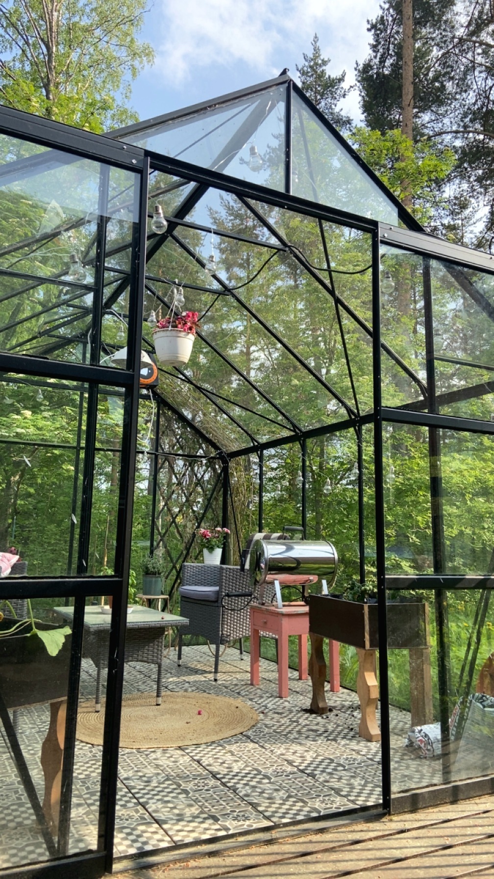 Myyjän ottamia kuvia takapihasta.