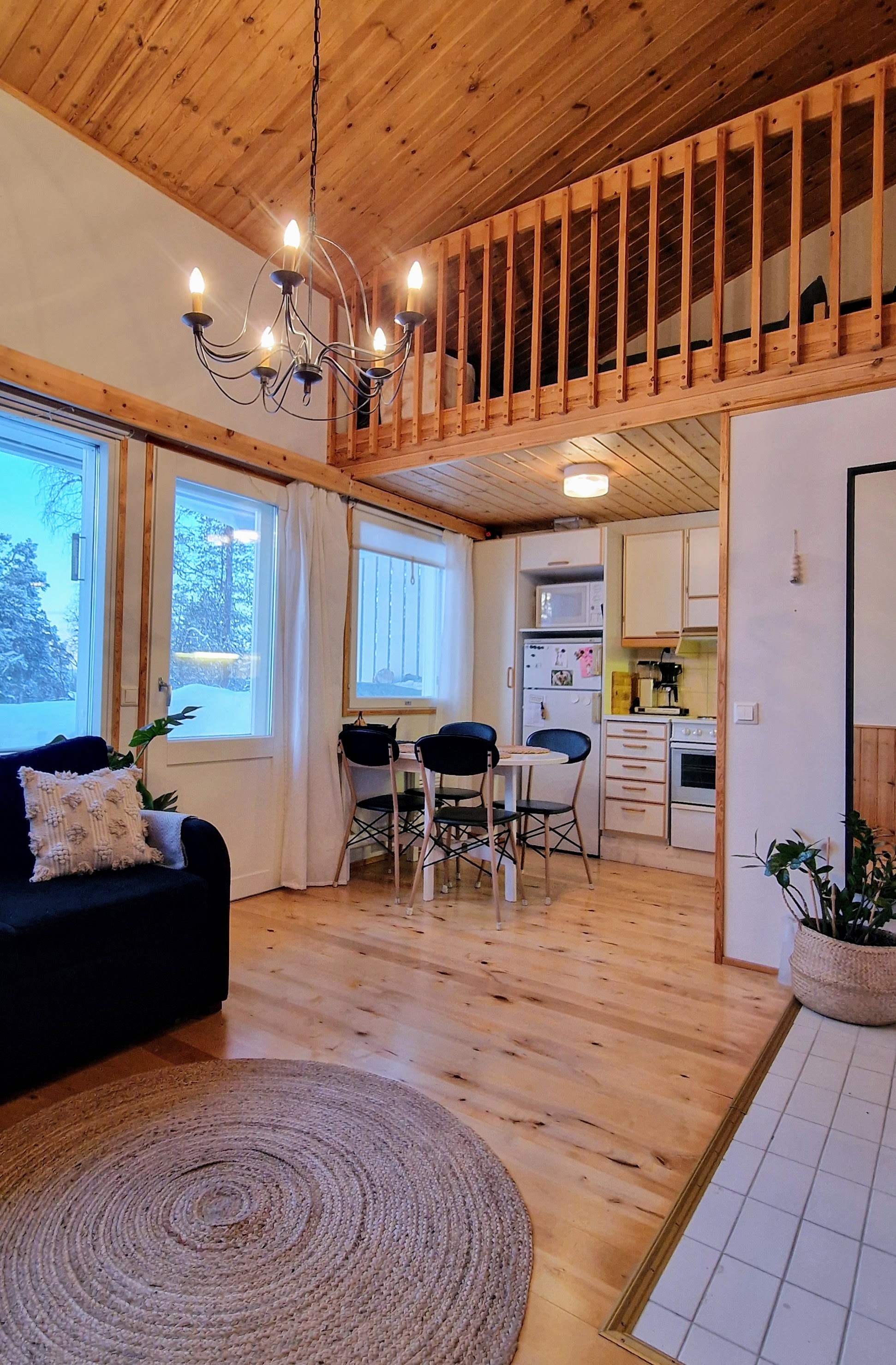 Olohuone, ruokailutila ja keittiö