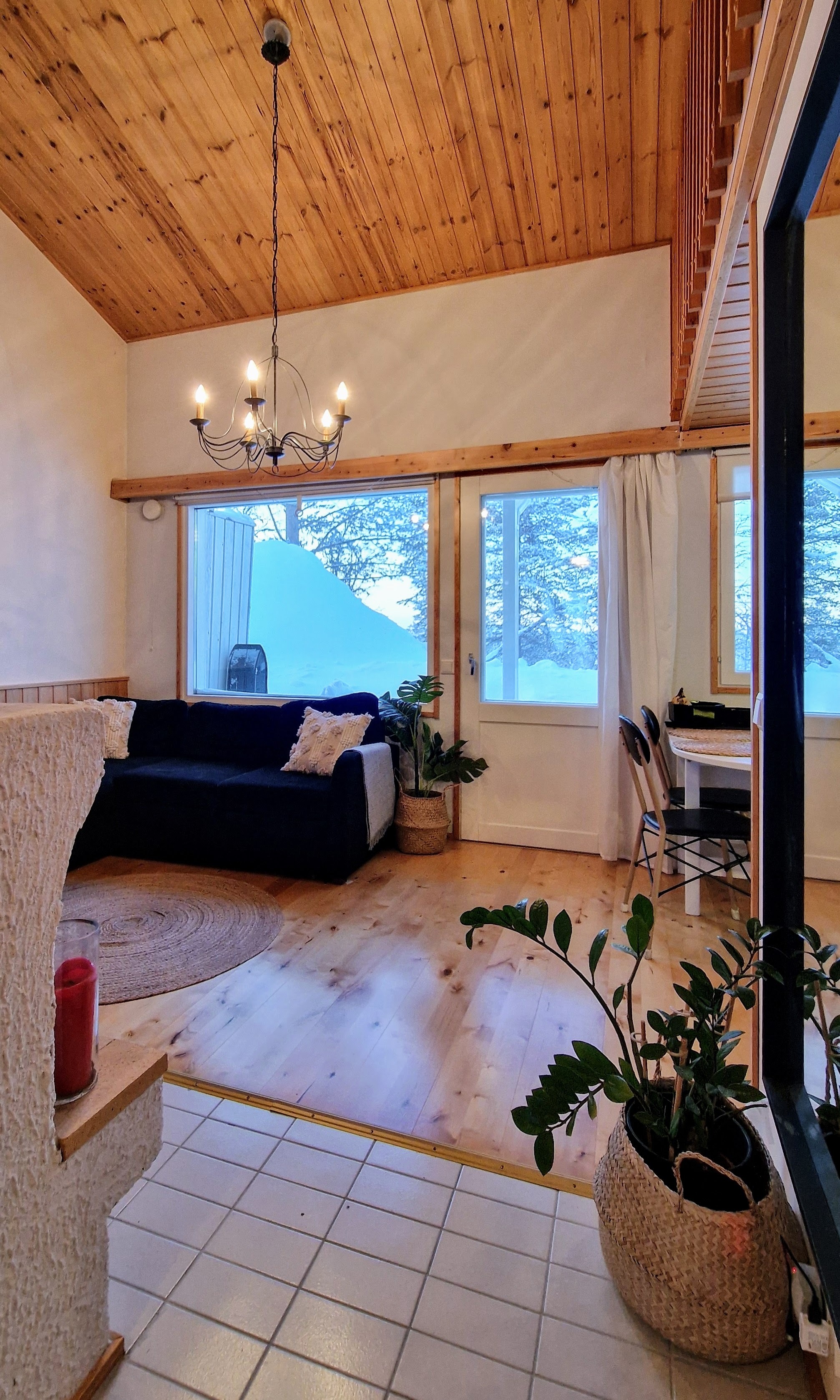 Näkymä eteisestä olohuoneen suuntaan