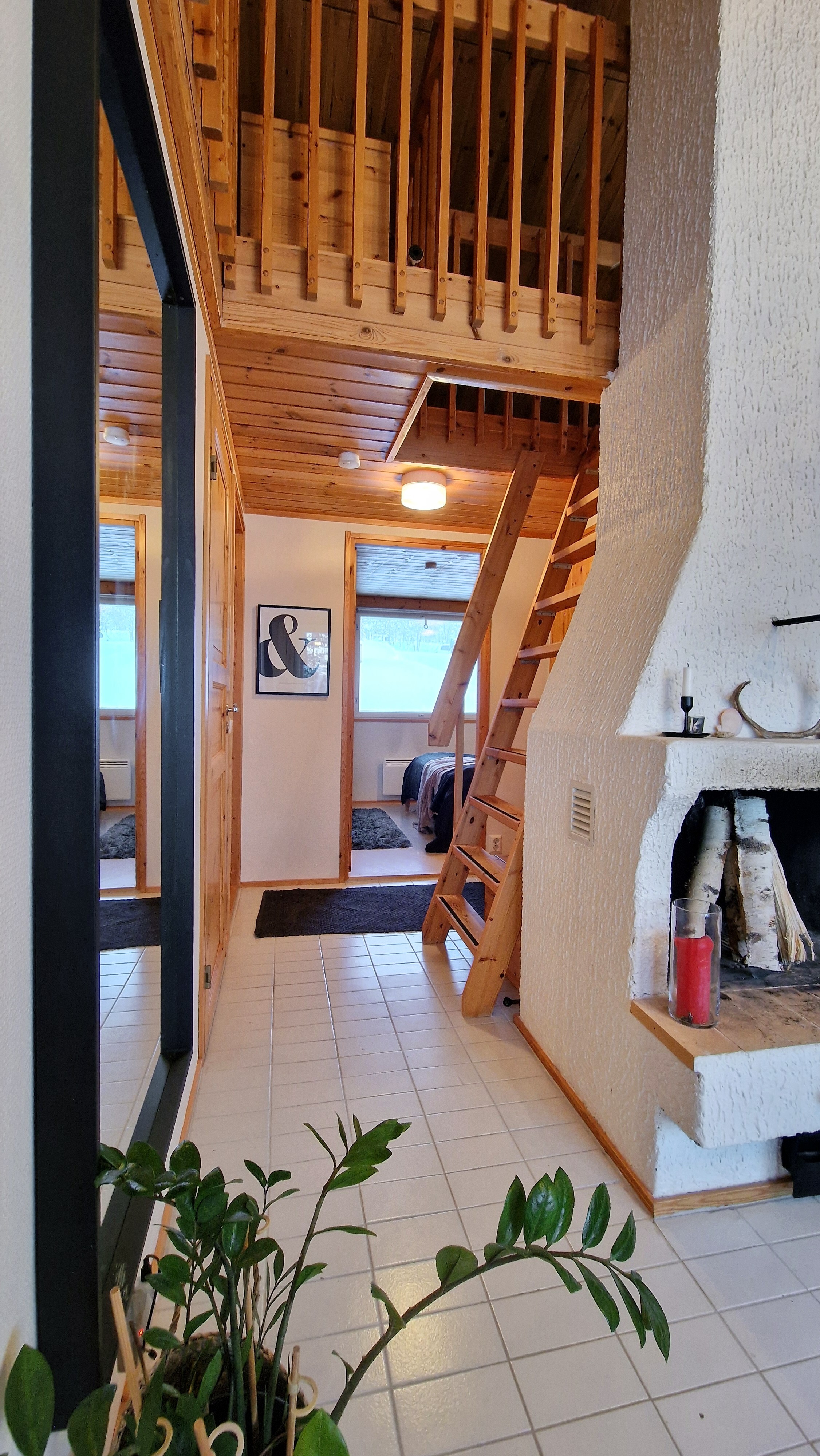 Näkymä olohuoneesta eteisen suuntaan, vasemmalla wc:n ja kph/s:n ovet