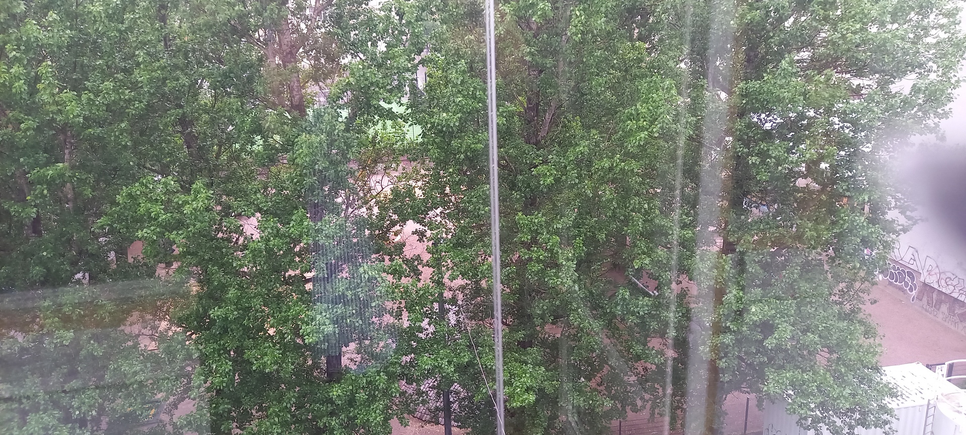 Näkymä parvekkeelta puistoon