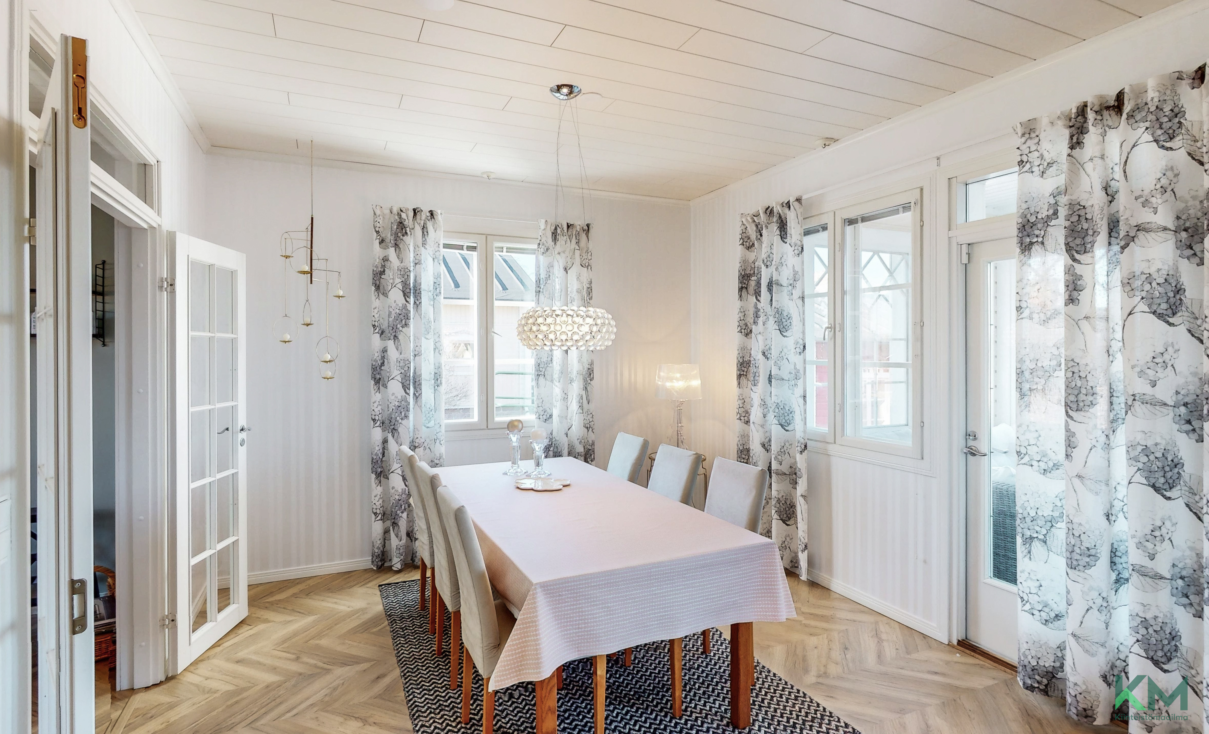 Ruokailutilassa ikkunat kahteen suuntaan